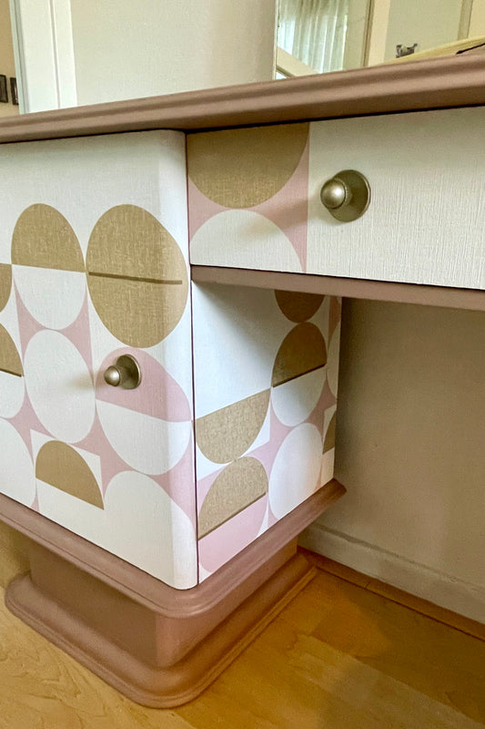 Vintage kaptafel bekleed met een prachtige print in roze, goud en wit | The Vintage Vibe