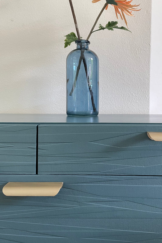 Vintage retro dressoir in warm grijsblauw met reliëf | The Vintage Vibe