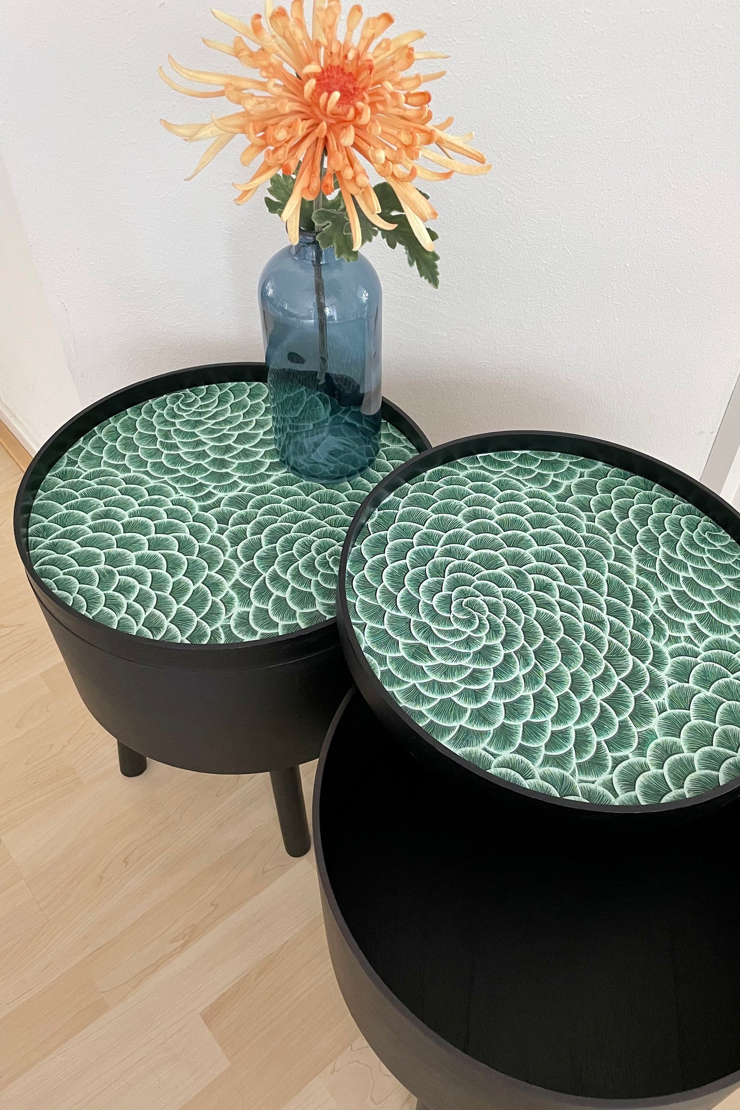 Bijzettafel in zwart met prachtige emerald groene print | The Vintage Vibe