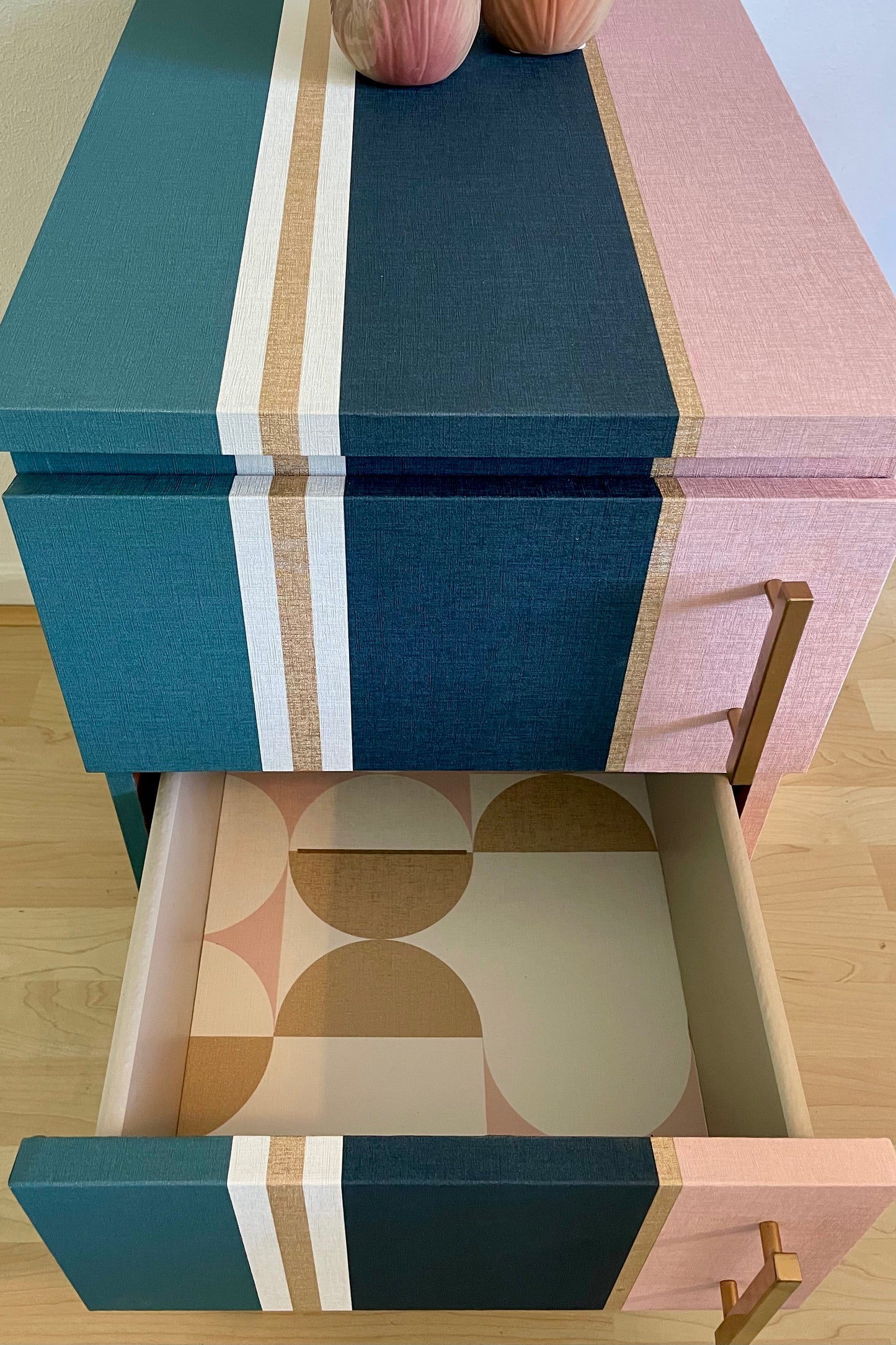 Ladekastje gestreept in blauw, teal, roze en goud | The Vintage Vibe