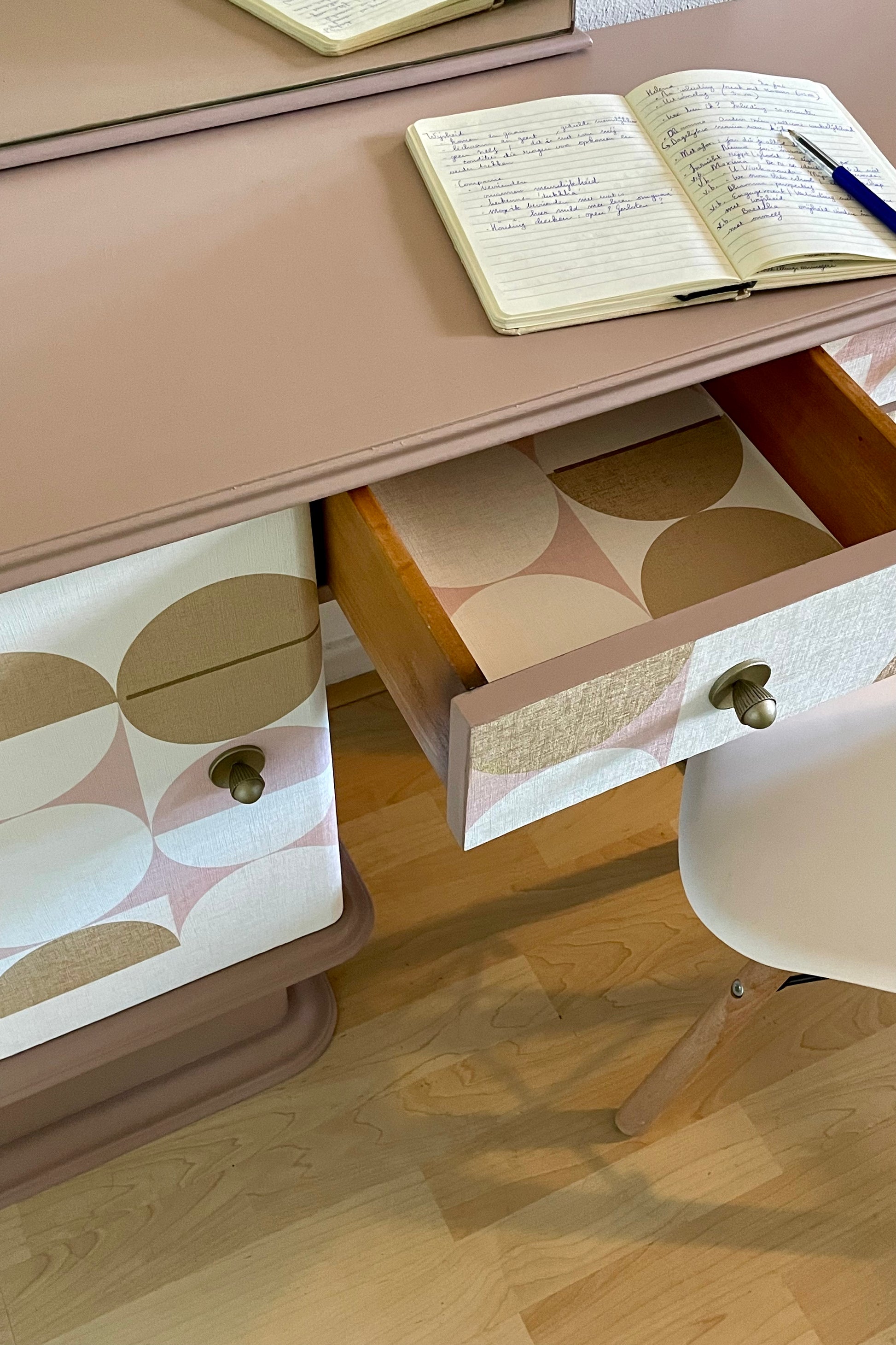 Vintage kaptafel bekleed met een prachtige print in roze, goud en wit | The Vintage Vibe