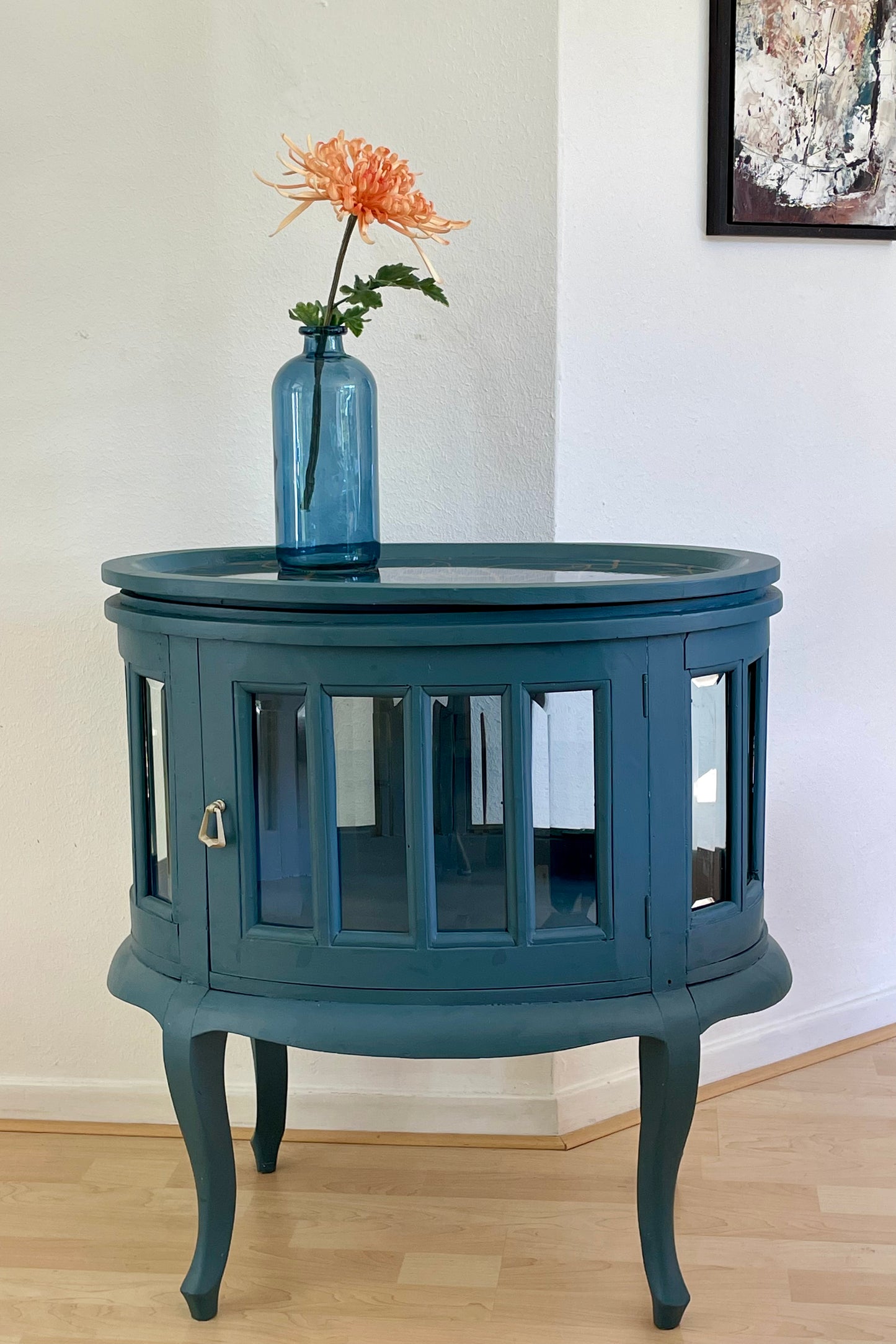 Vintage theekastje/drankkastje in blauw bekleed met een prachtige print | The Vintage Vibe