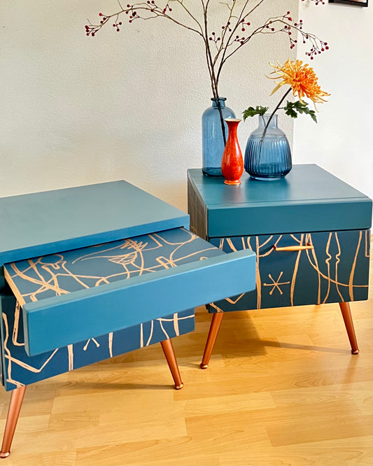 Vintage nachtkastjes in blauw en koper en een losjes getekende print | The Vintage Vibe