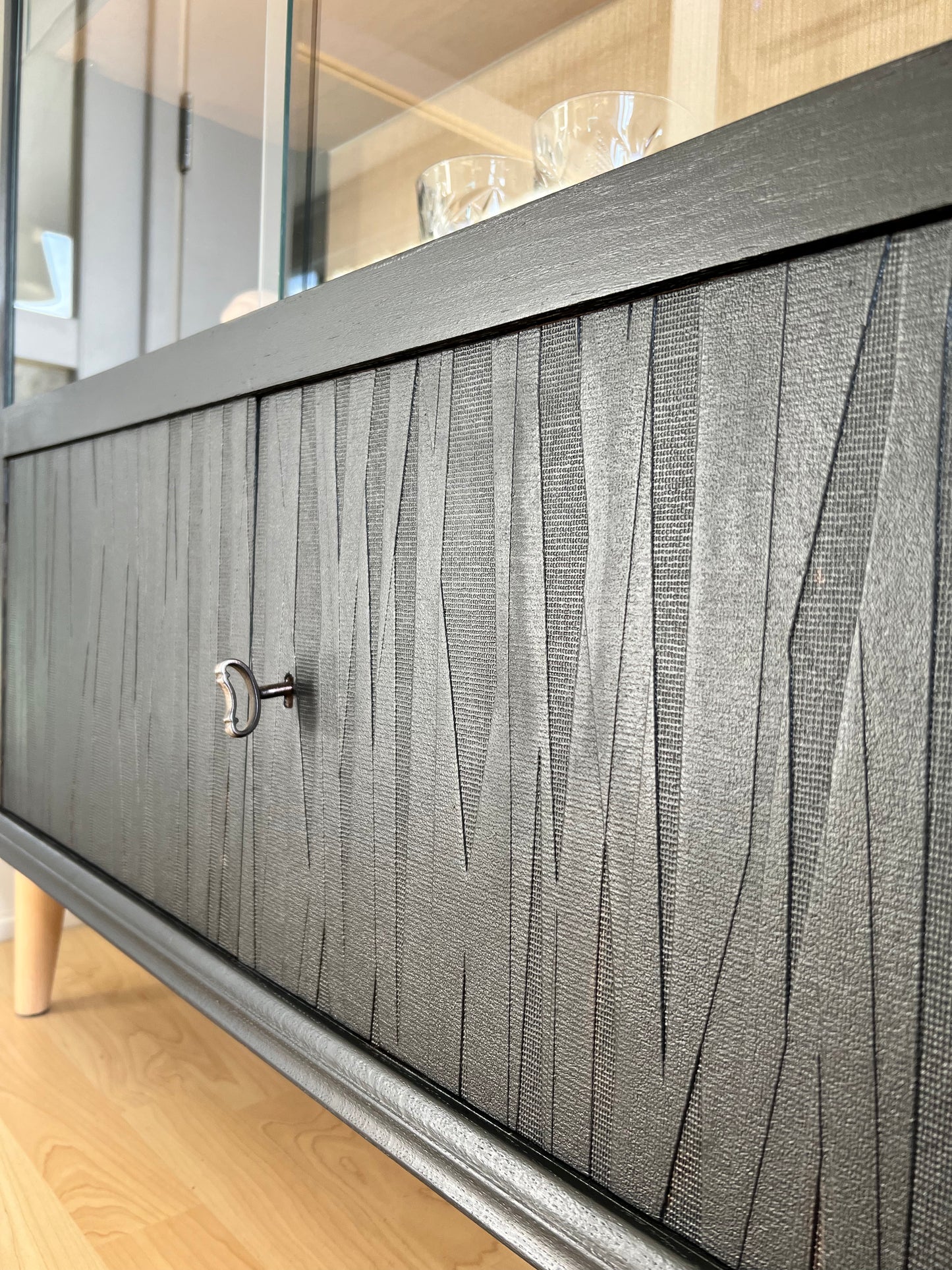 Vintage vitrinekast in zwart met goud in prachtige staat, stijlvol en ruim | The Vintage Vibe