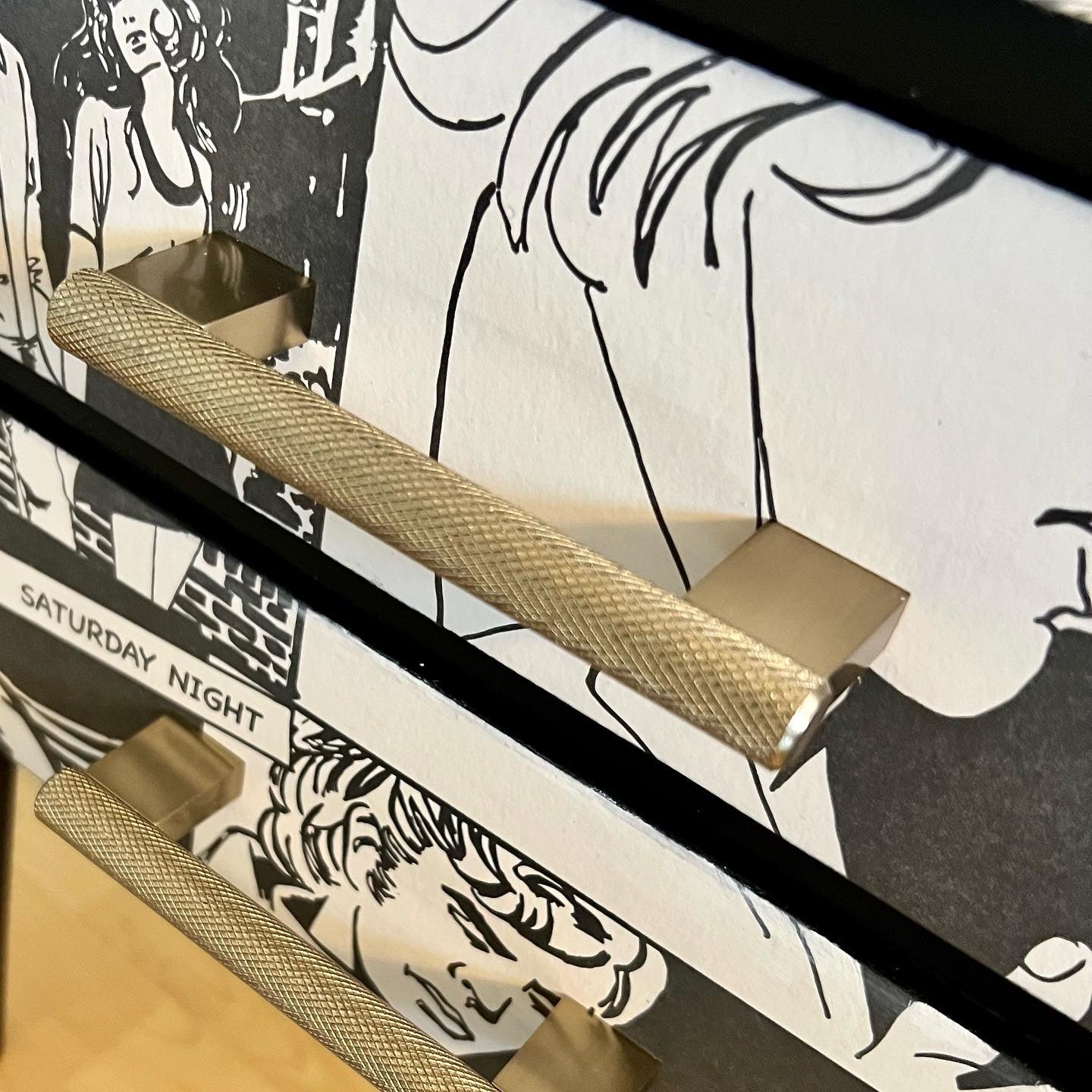Vintage nachtkastjes in zwart, wit en goud met een gave print | The Vibtage Vibe
