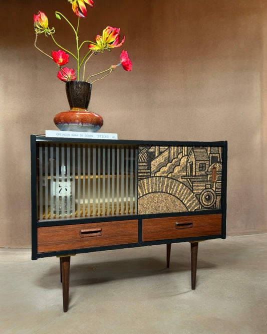 Vintage dressoir met ‘Hit the North’ kurkprint | The Vintage Vibe