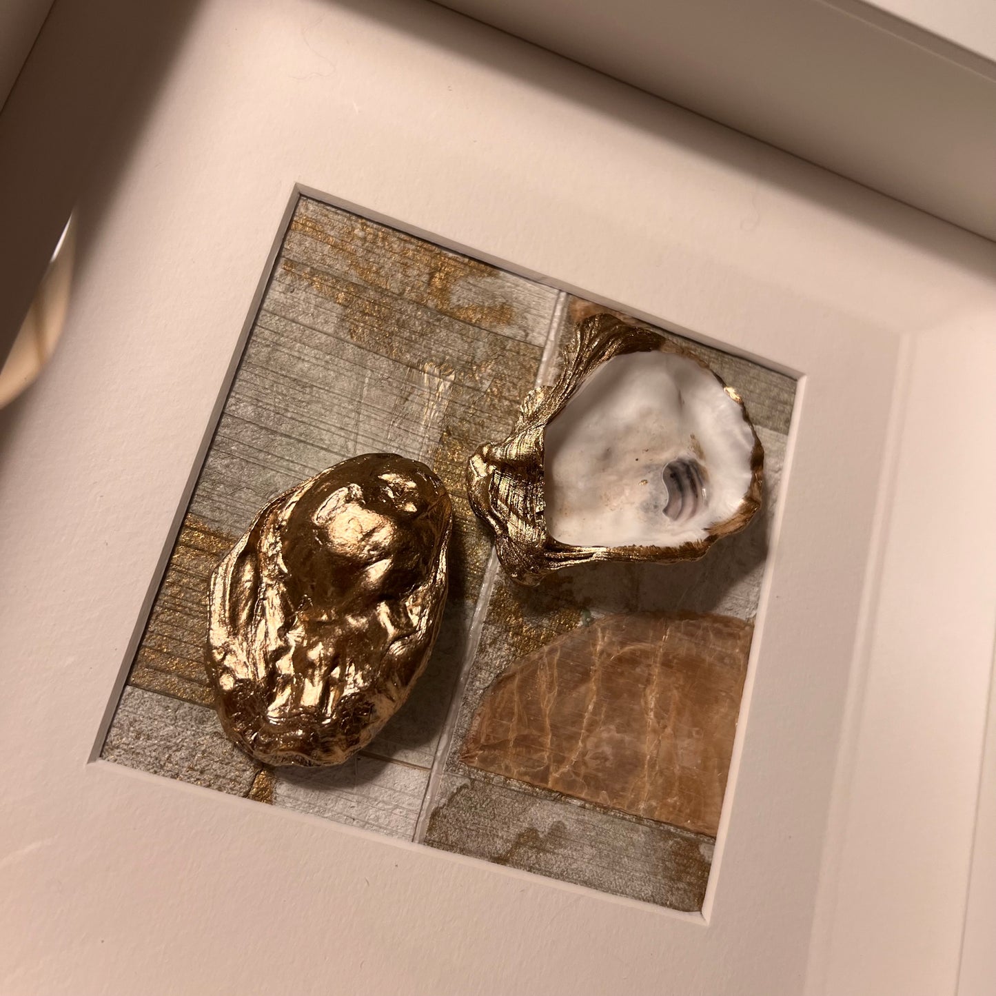 Gouden oesters in witte lijst | The Vintage Vibe