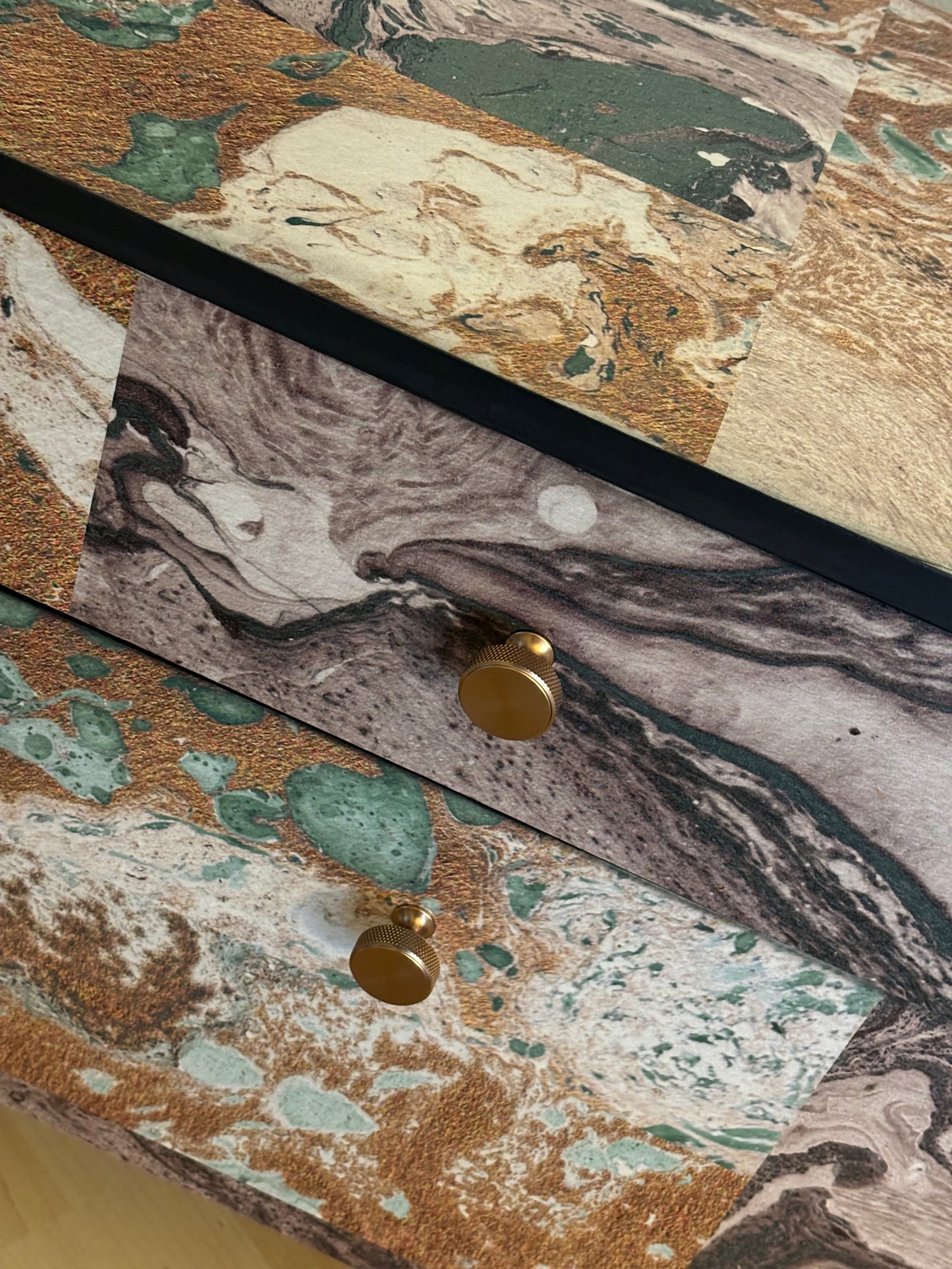 Vintage bedside tables covered with marble print | The Vintage Vibe