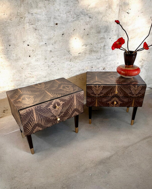 Vintage nachtkastjes bekleed met Art Deco print in goud met bruin | The Vintage Vibe