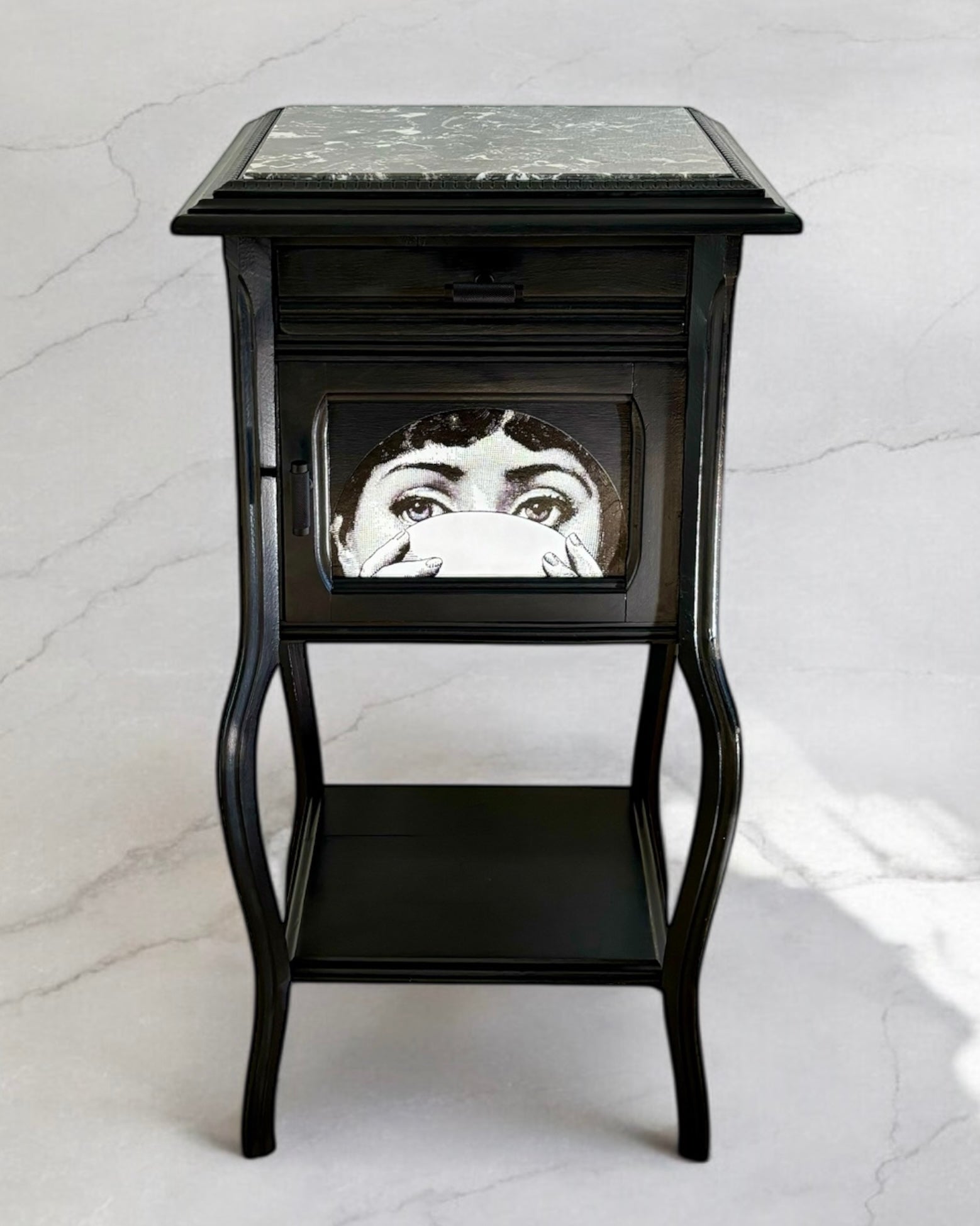 Vintage kastje met marmer blad en Fornasetti Tema e Variazioni | The Vintage Vibe