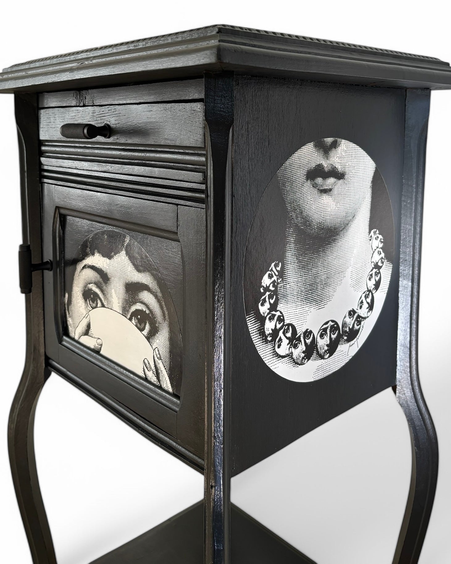 Vintage kastje met marmer blad en Fornasetti Tema e Variazioni | The Vintage Vibe