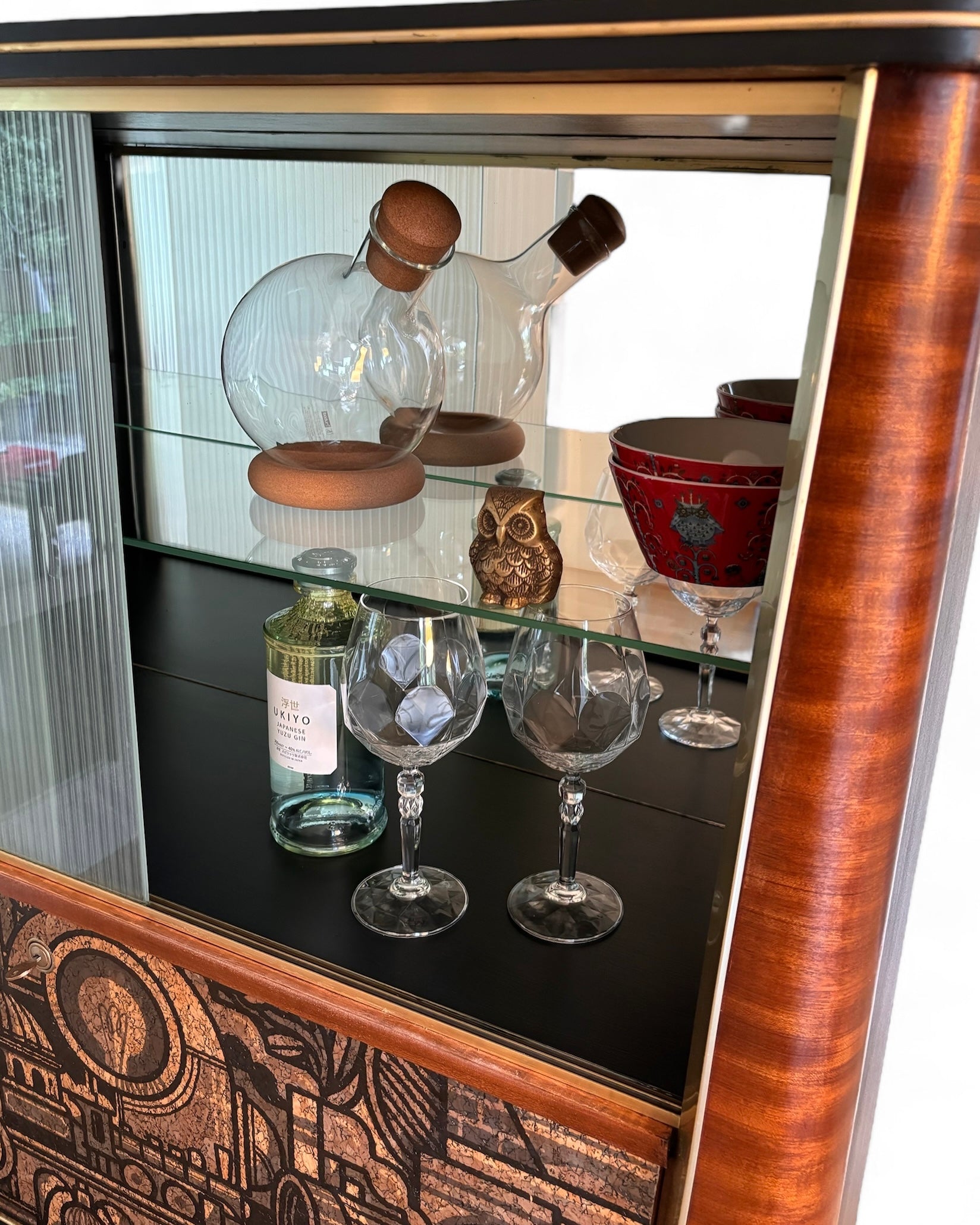 Vintage midcentury drankenkast met vitrine met ‘Hit the North’ kurkprint | The Vintage Vibe