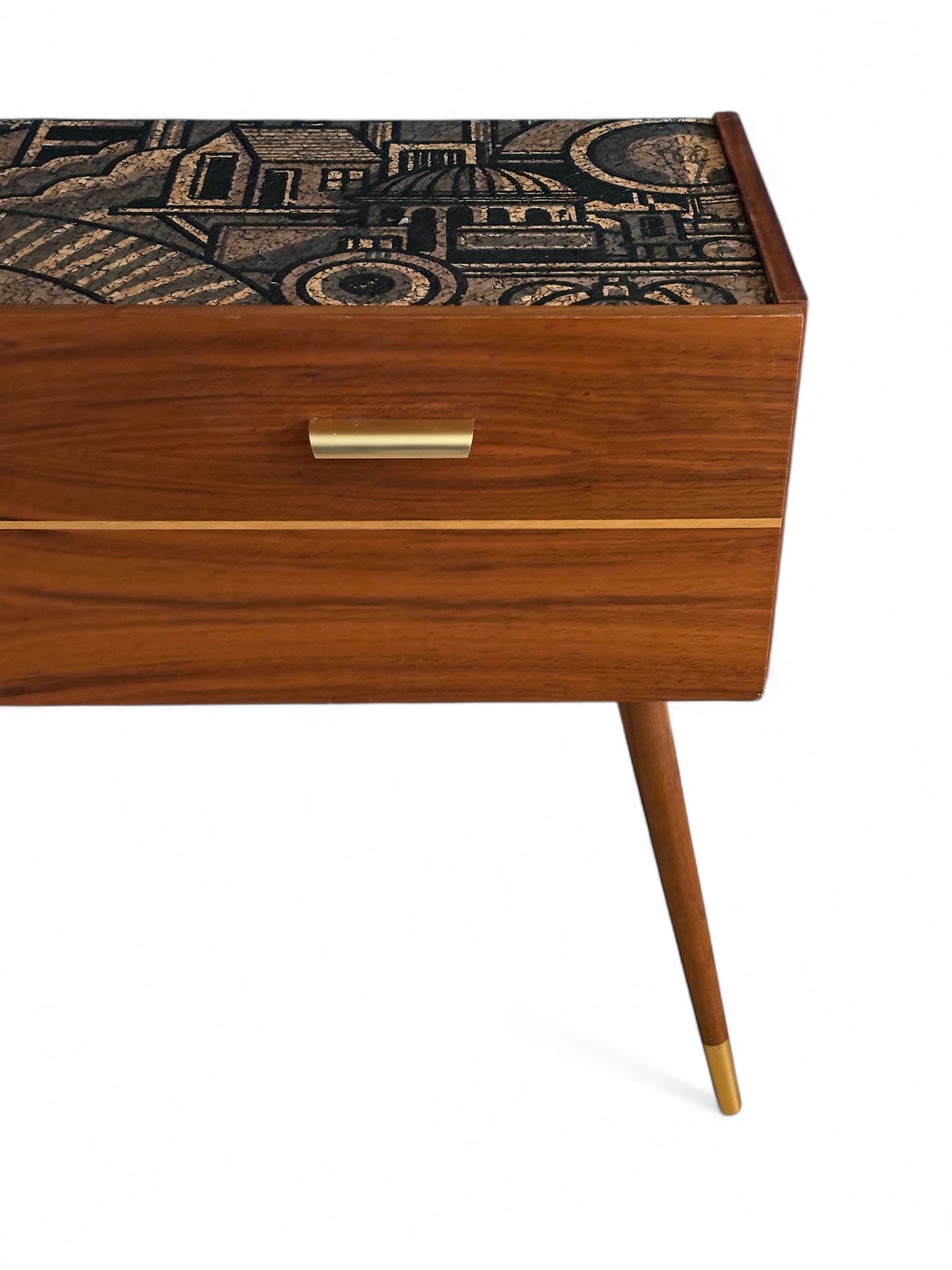 Mid Century dressoir met ‘Hit the North’ kurkprint | The Vintage Vibe