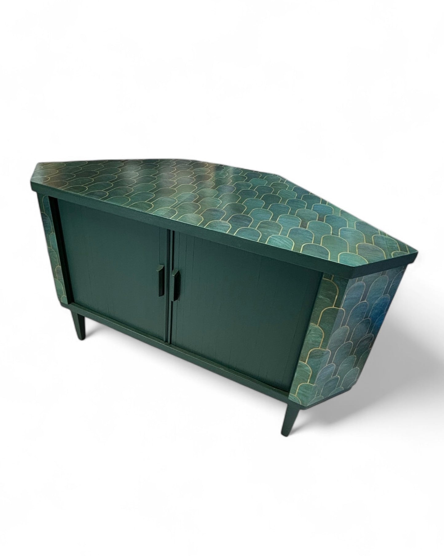 Vintage dressoir met draaibare bar bekleed met Nizwa Jade van Bethan Gray | The Vintage Vibe