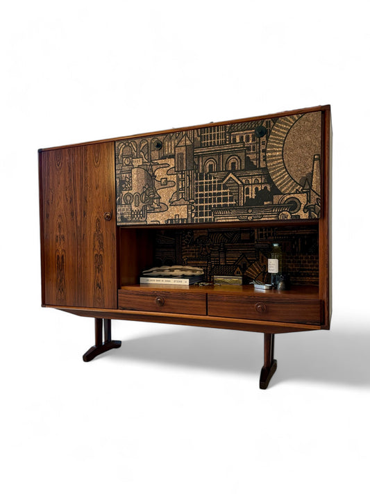 Mid Century Modern Highboard met ‘Hit the North’ kurkprint | The Vintage Vibe