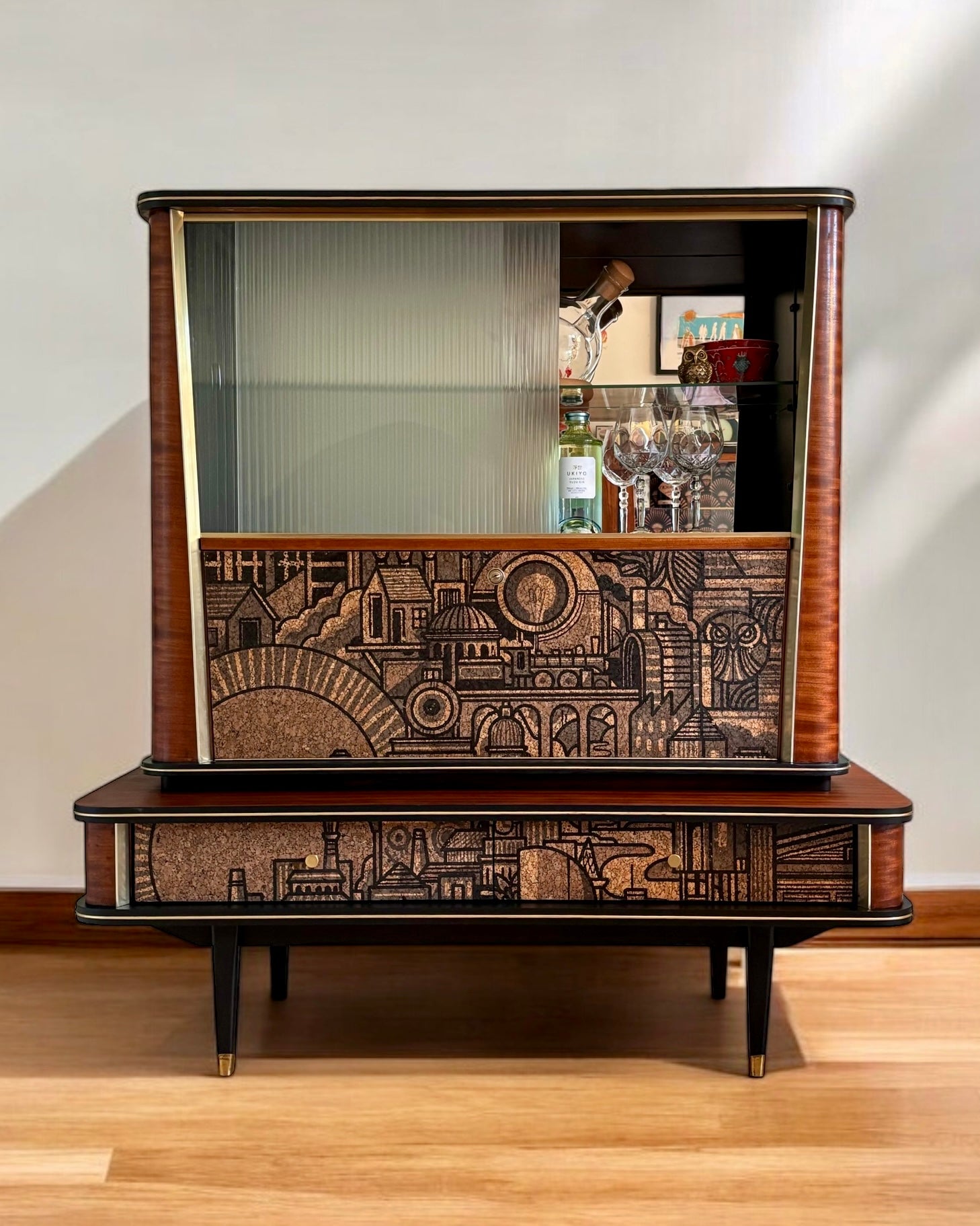 Vintage midcentury drankenkast met vitrine met ‘Hit the North’ kurkprint | The Vintage Vibe