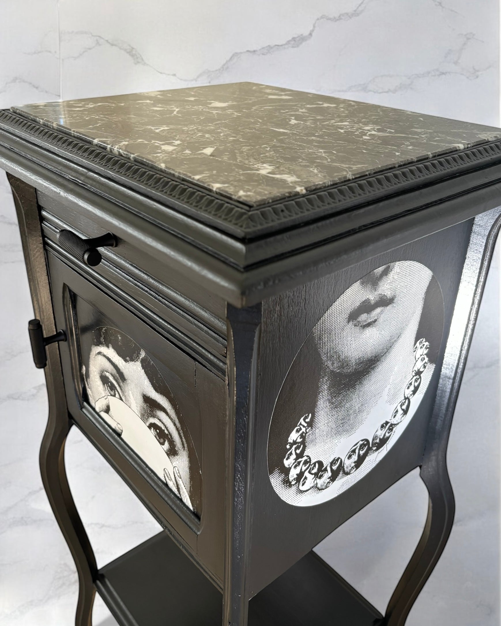 Vintage kastje met marmer blad en Fornasetti Tema e Variazioni | The Vintage Vibe
