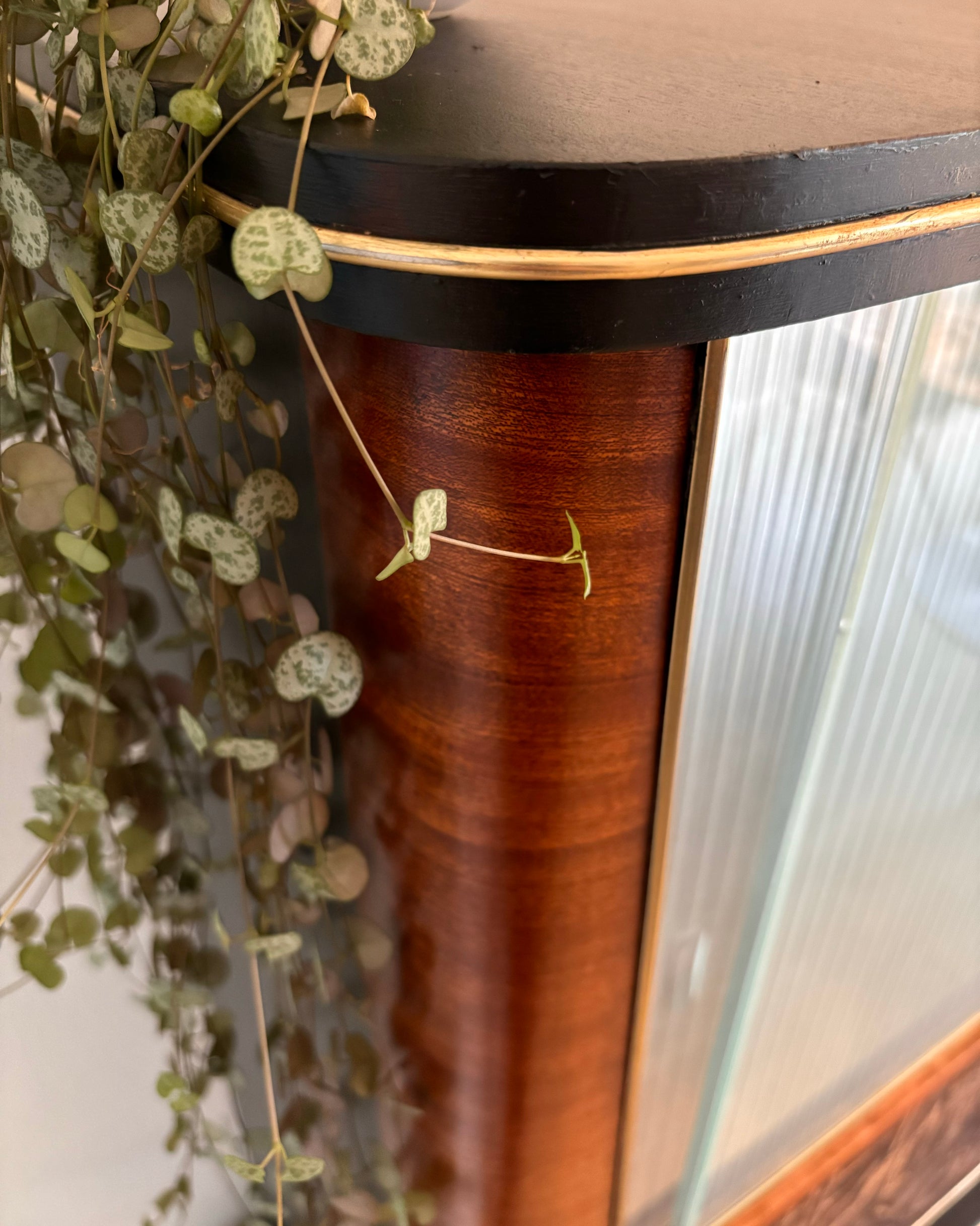 Vintage midcentury drankenkast met vitrine met ‘Hit the North’ kurkprint | The Vintage Vibe