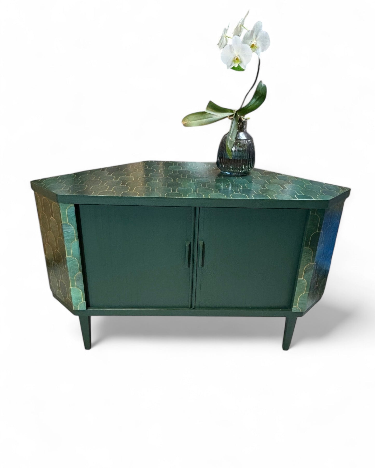 Vintage dressoir met draaibare bar bekleed met Nizwa Jade van Bethan Gray | The Vintage Vibe