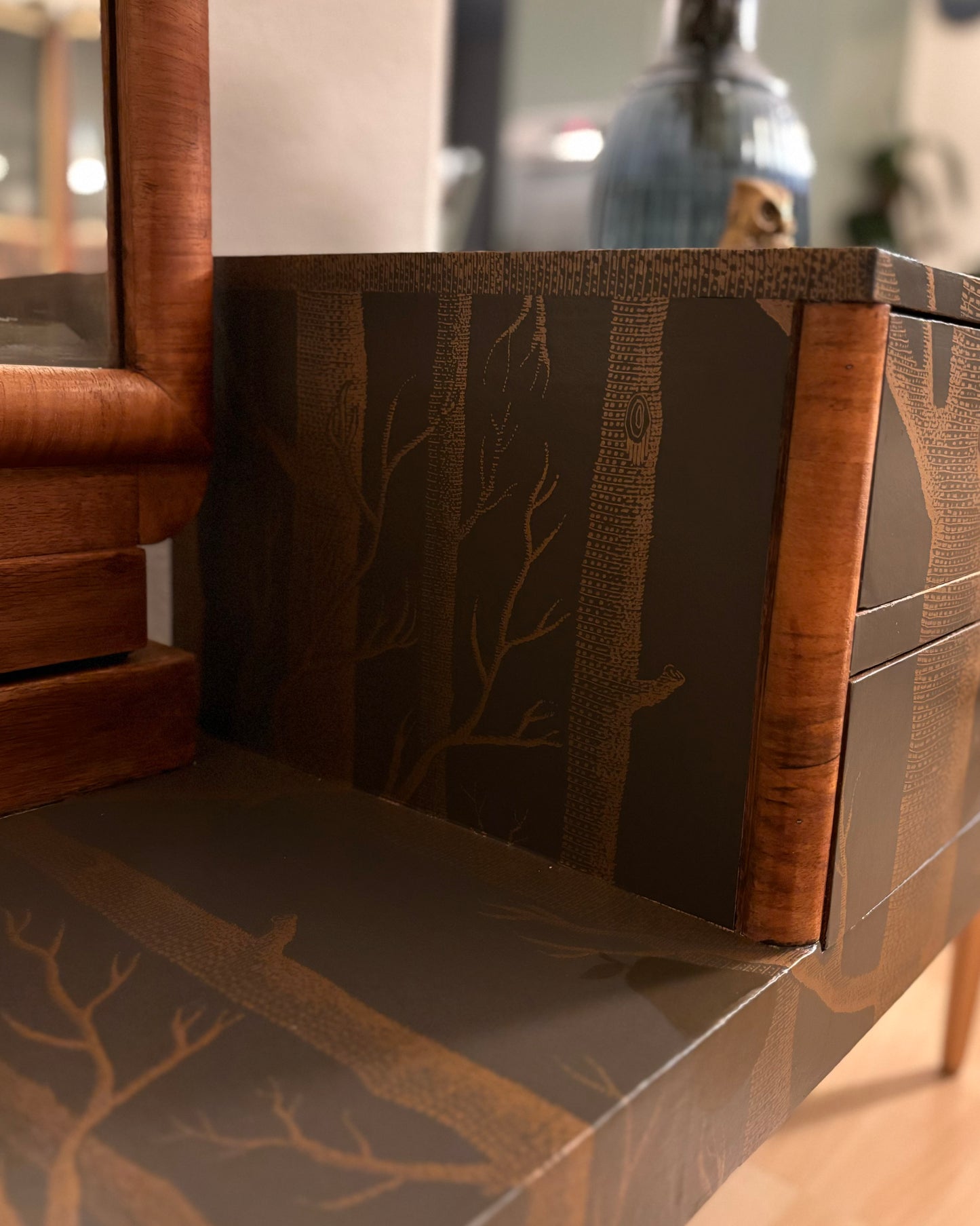 Vintage dressoir met spiegel bekleed met Woods & Pears van Cole&Son | The Vintage Vibe