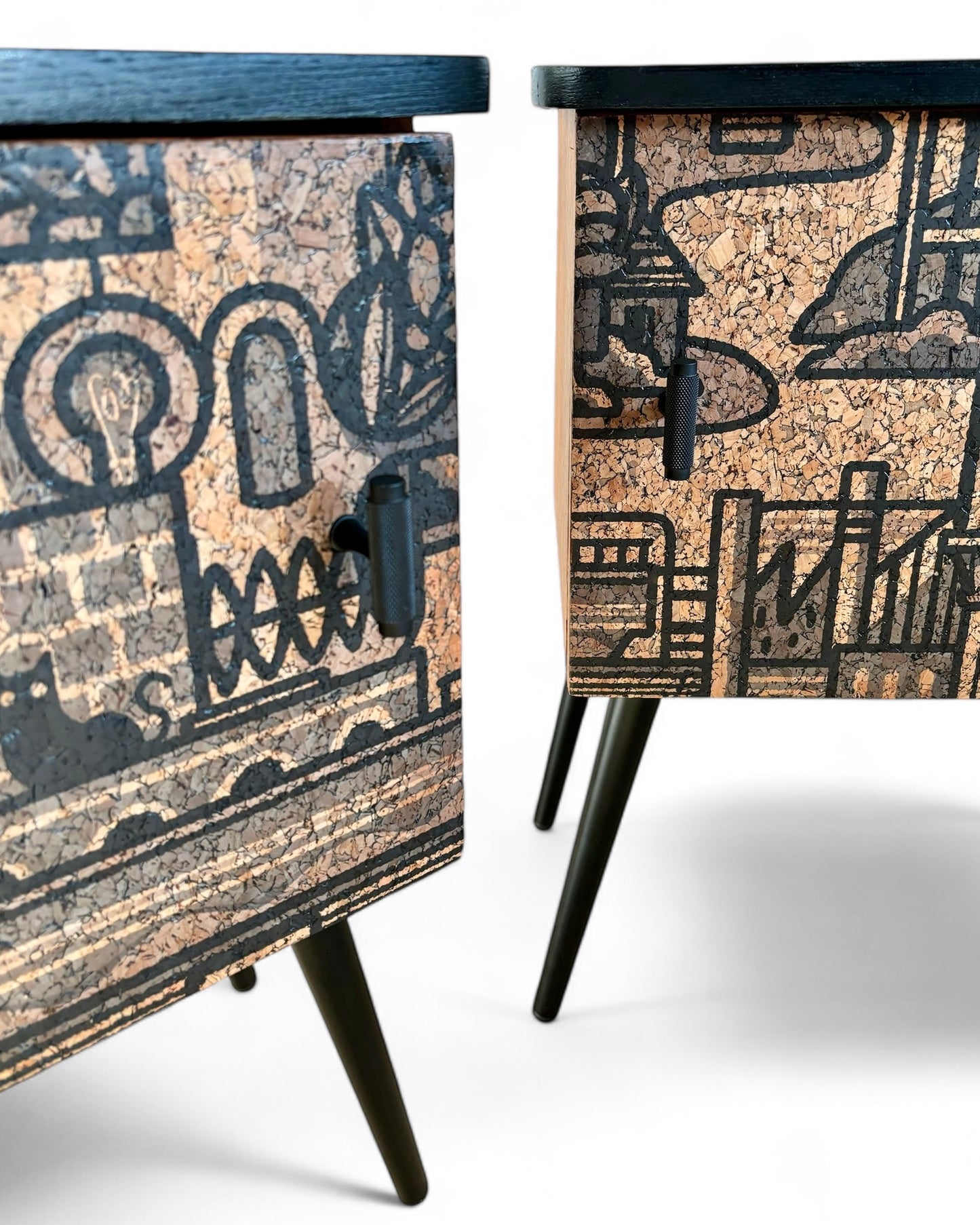 Vintage nachtkastjes bekleed met ‘Hit the North’ kurkprint | The Vintage Vibe