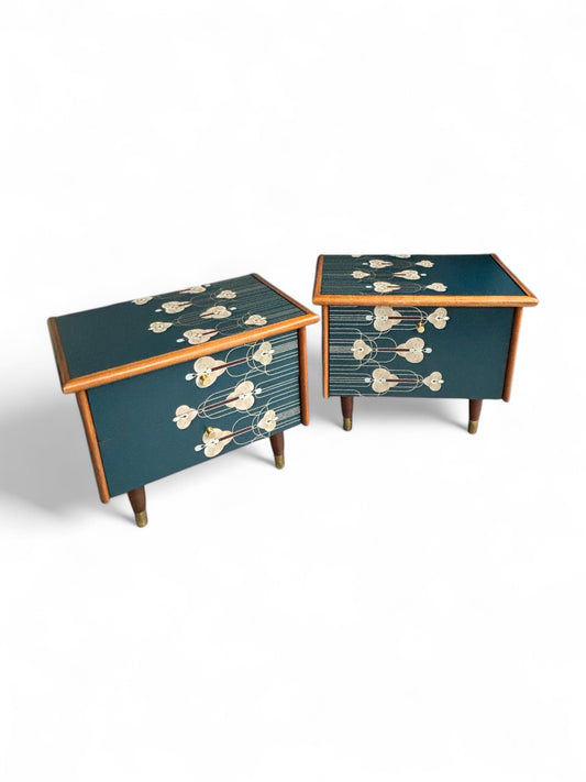 Vintage nachtkastjes bekleed met Art Deco print in goud met blauw | The Vintage Vibe