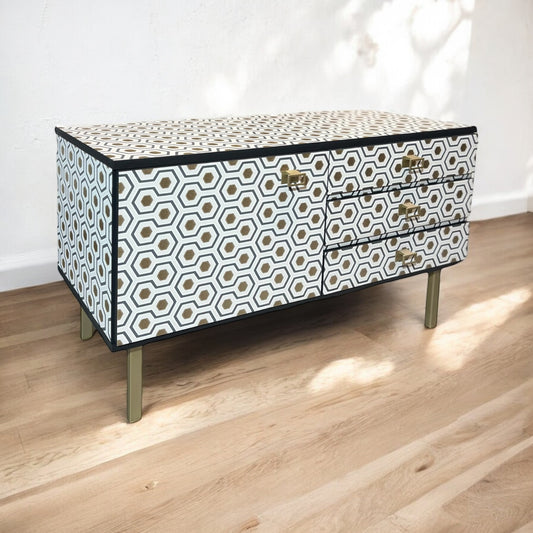 Vintage dressoir bekleed met Hicks’ Hexagon van Cole & Son | The Vintage Vibe