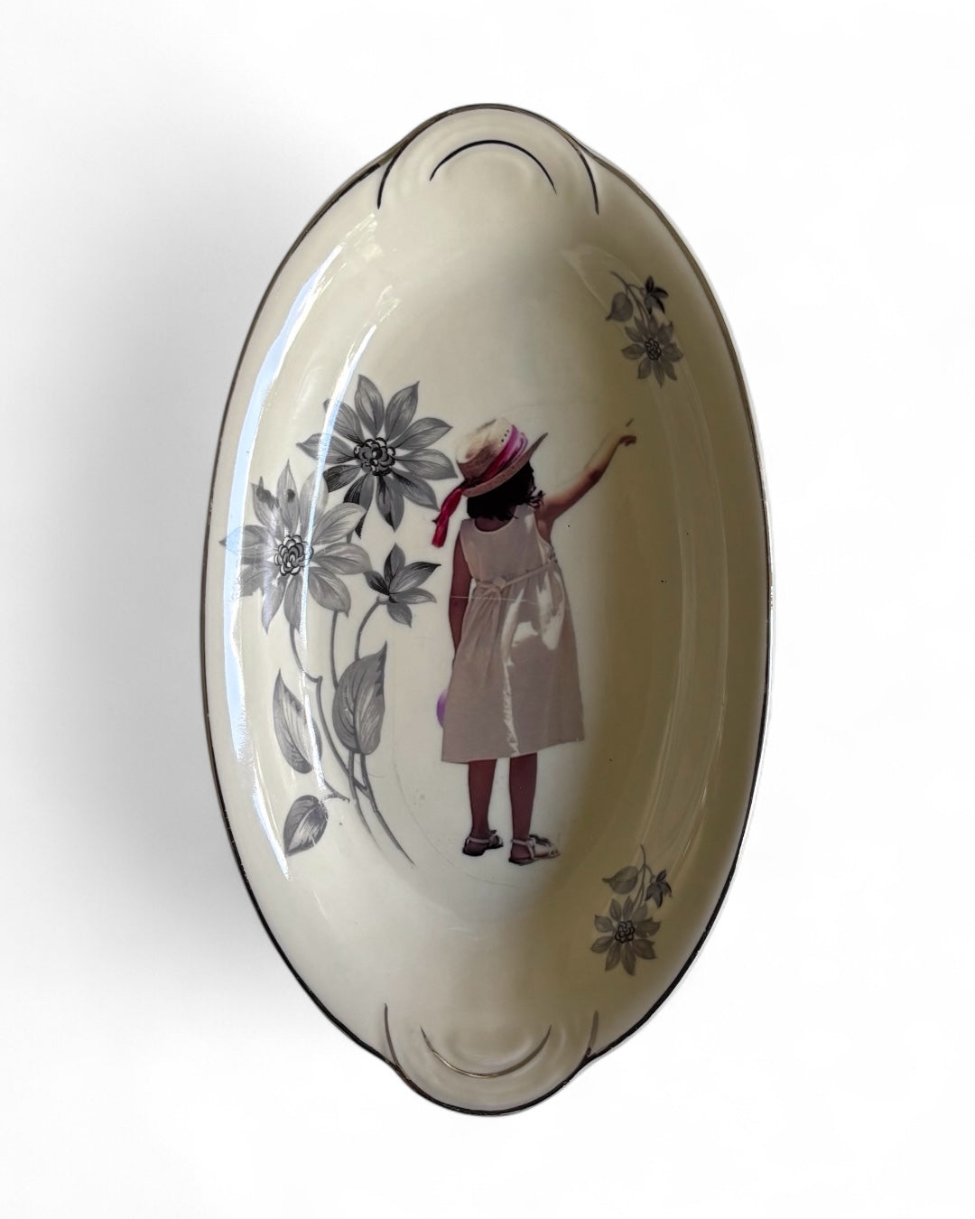 Vintage Wall Plate Oval Girl Pointing