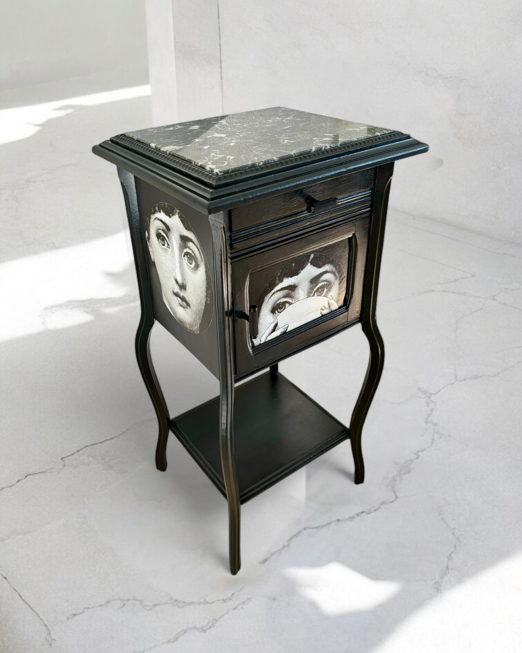 Vintage kastje met marmer blad en Fornasetti Tema e Variazioni | The Vintage Vibe
