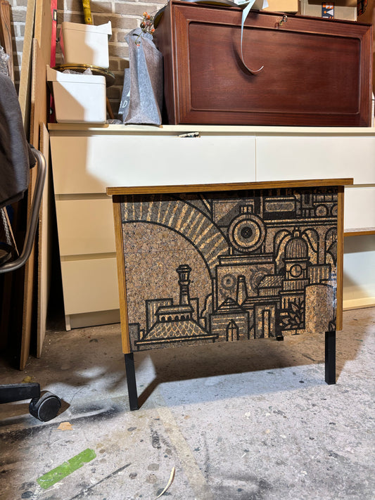 Vintage nachtkastjes bekleed met ‘Hit the North’ kurkprint | The Vintage Vibe