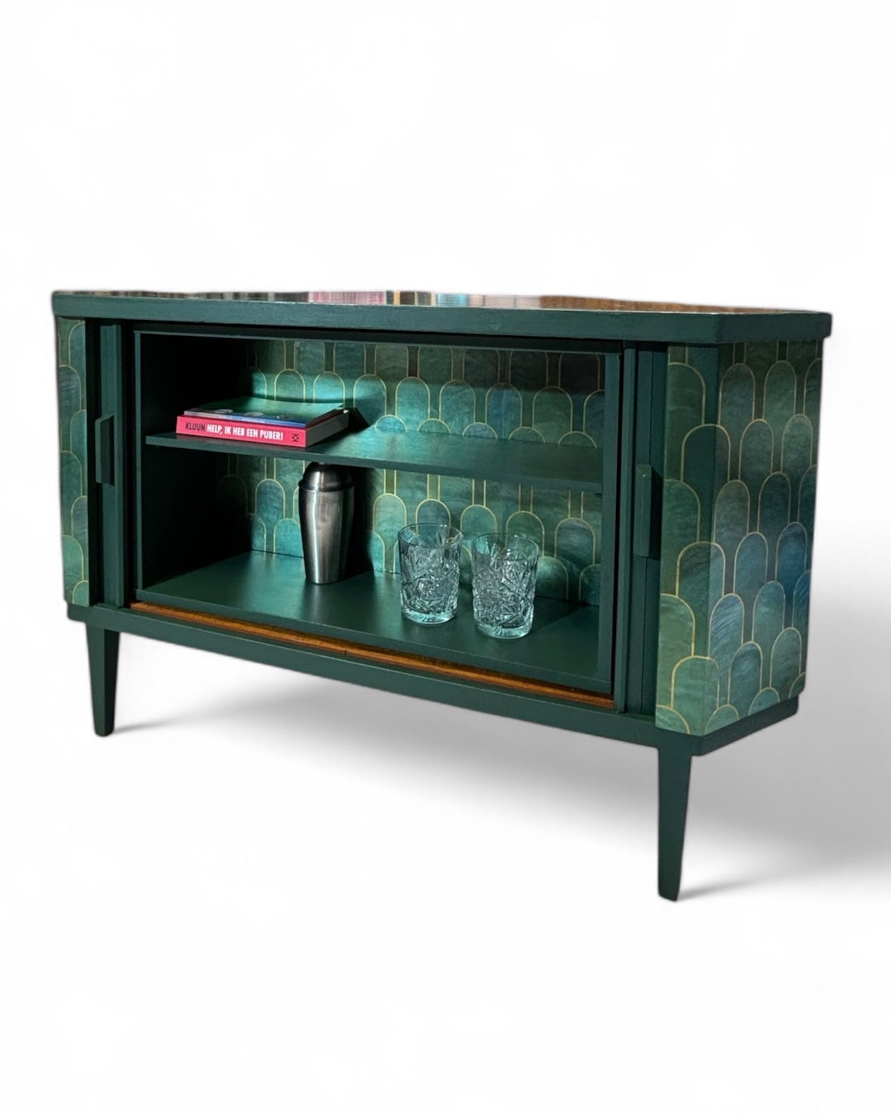 Vintage dressoir met draaibare bar bekleed met Nizwa Jade van Bethan Gray | The Vintage Vibe