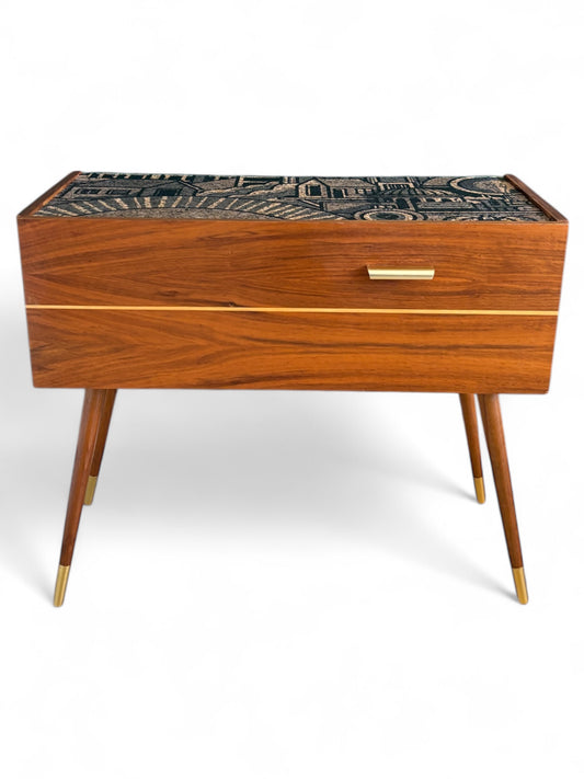 Mid Century dressoir met ‘Hit the North’ kurkprint | The Vintage Vibe