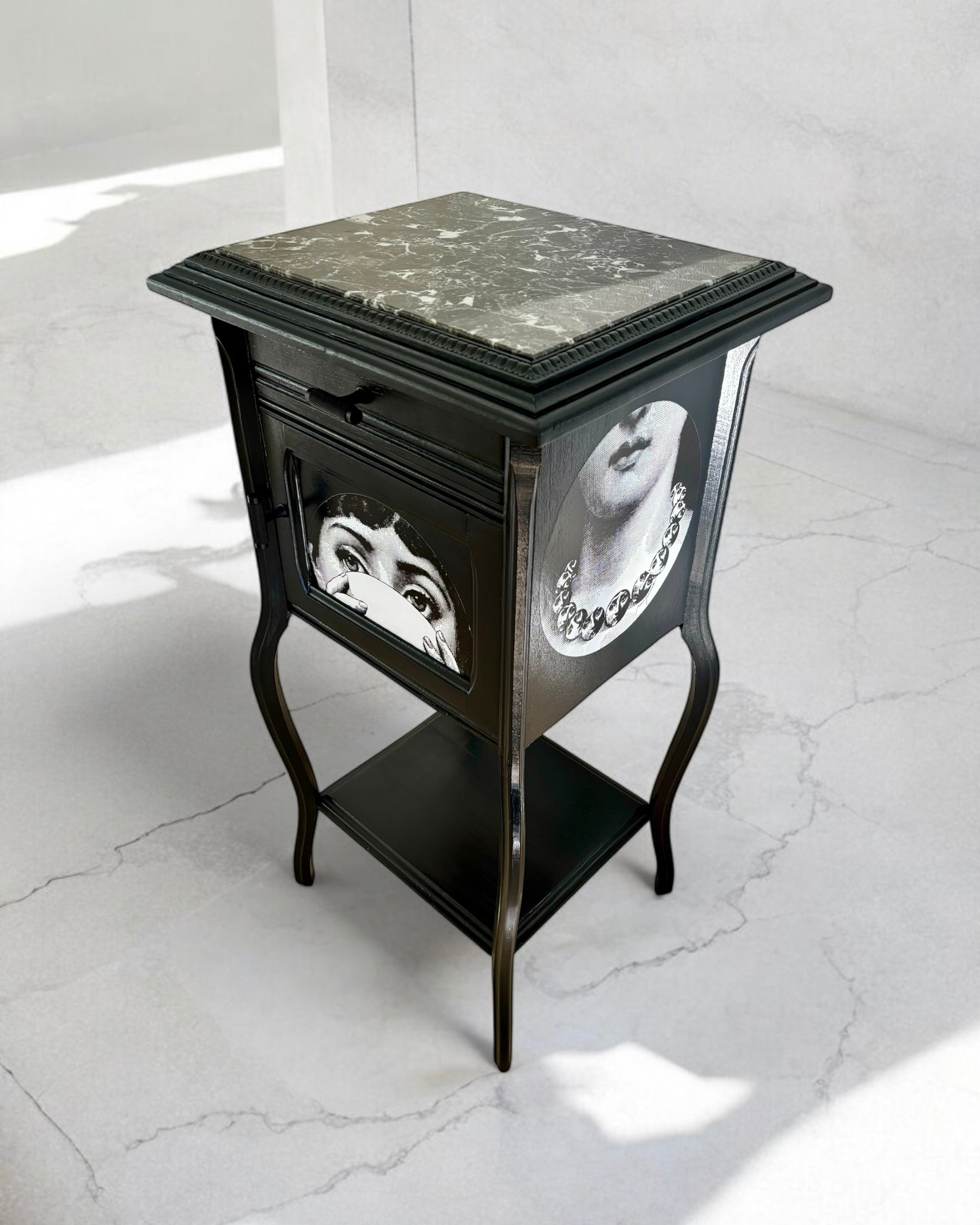 Vintage kastje met marmer blad en Fornasetti Tema e Variazioni | The Vintage Vibe