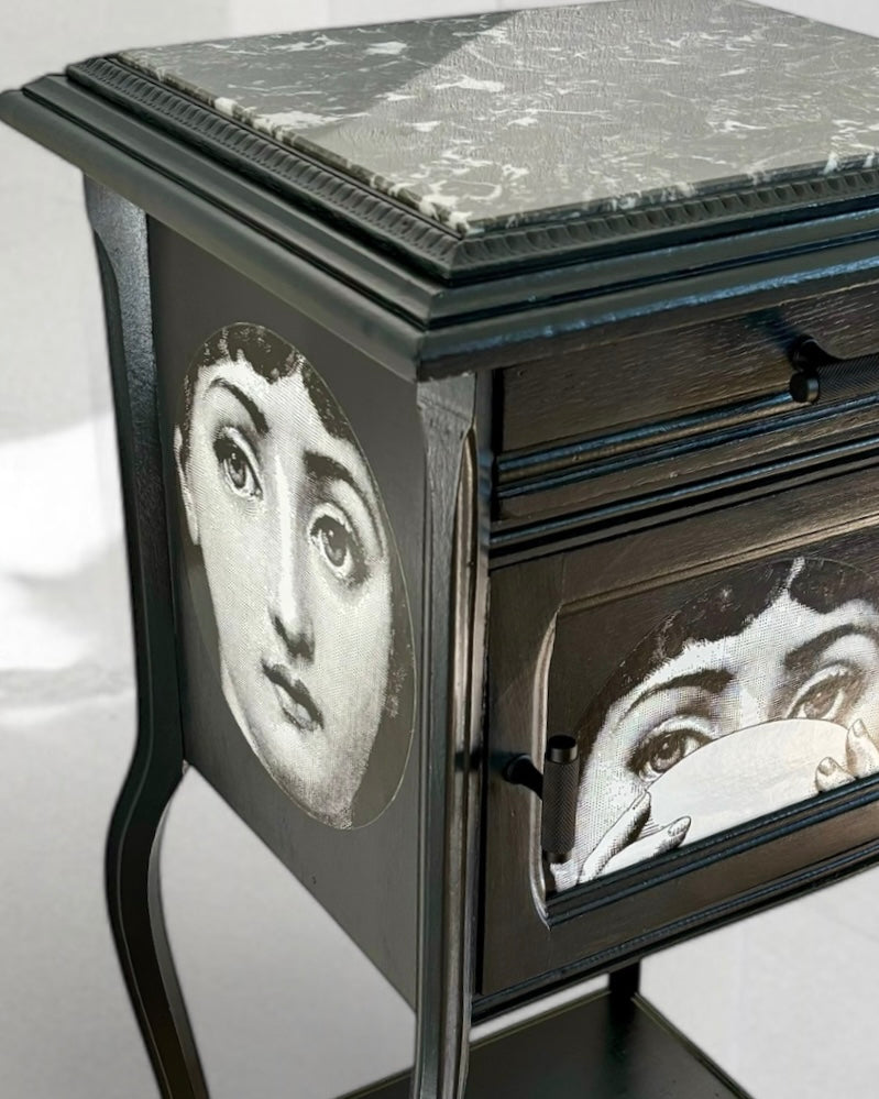 Vintage kastje met marmer blad en Fornasetti Tema e Variazioni | The Vintage Vibe