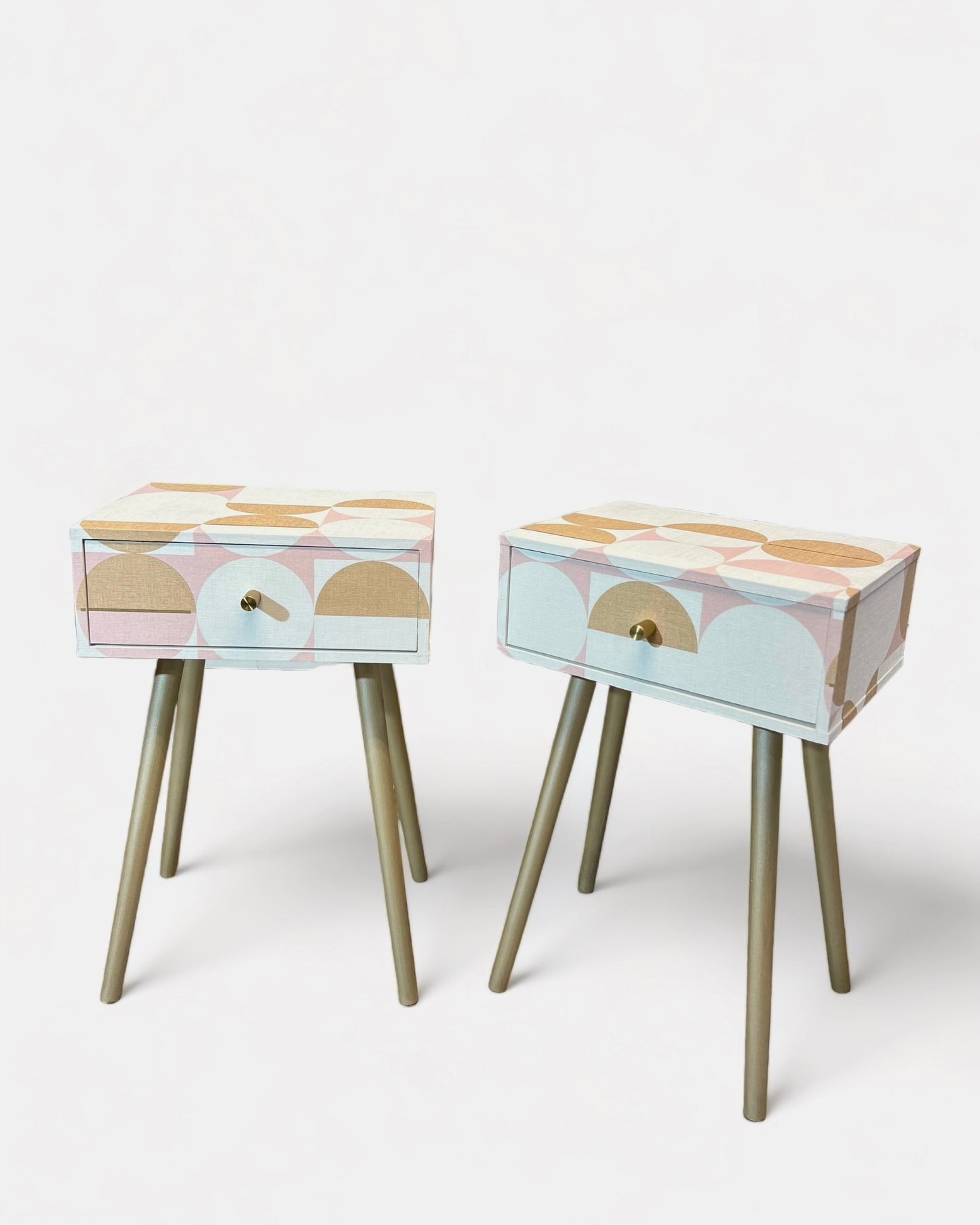 Vintage nachtkastjes in roze, wit en goud | The Vintage Vibe