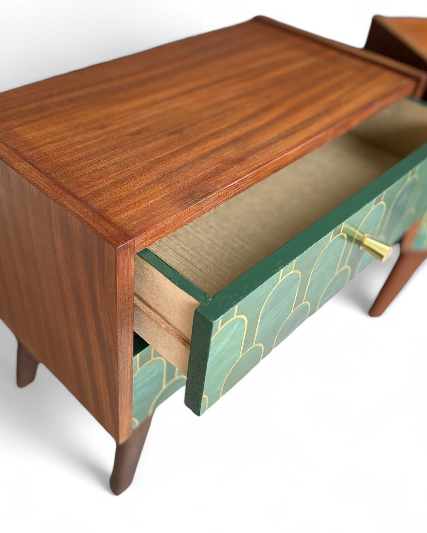 Vintage nachtkastjes bekleed met Nizwa Jade van Bethan Gray | The Vintage Vibe
