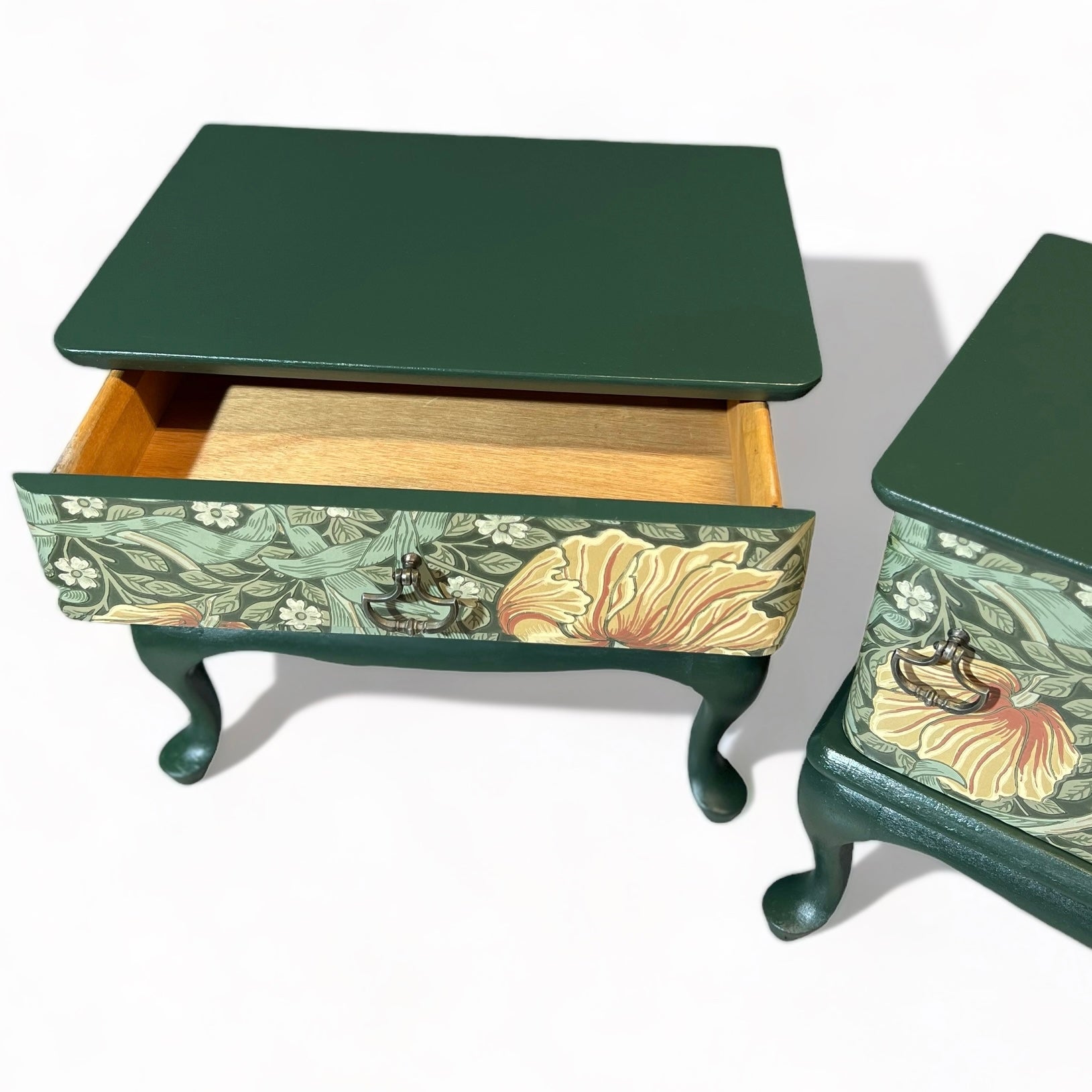 Vintage nachtkastjes in Pimpernel by William Morris | The Vintage Vibe