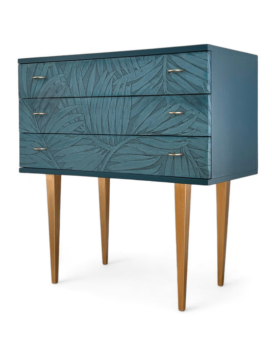 Vintage kastje bekleed met de sierlijke bladeren van de Sabal palm in reliëf | The Vintage Vibe