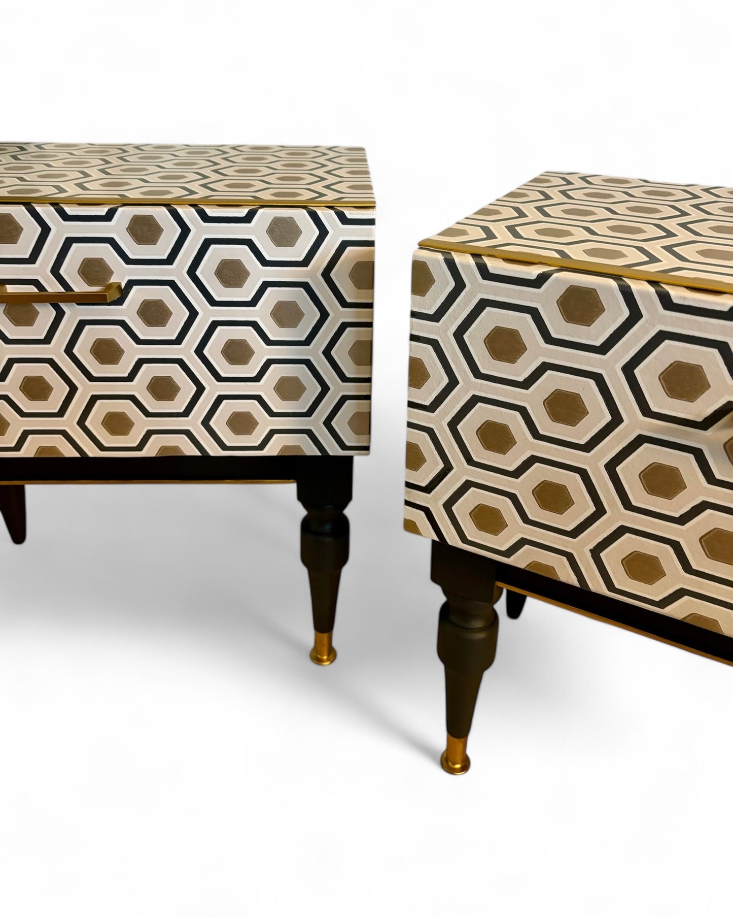 Mid Century kastjes met Hicks’ Hexagon van Cole & Son | The Vintage Vibe