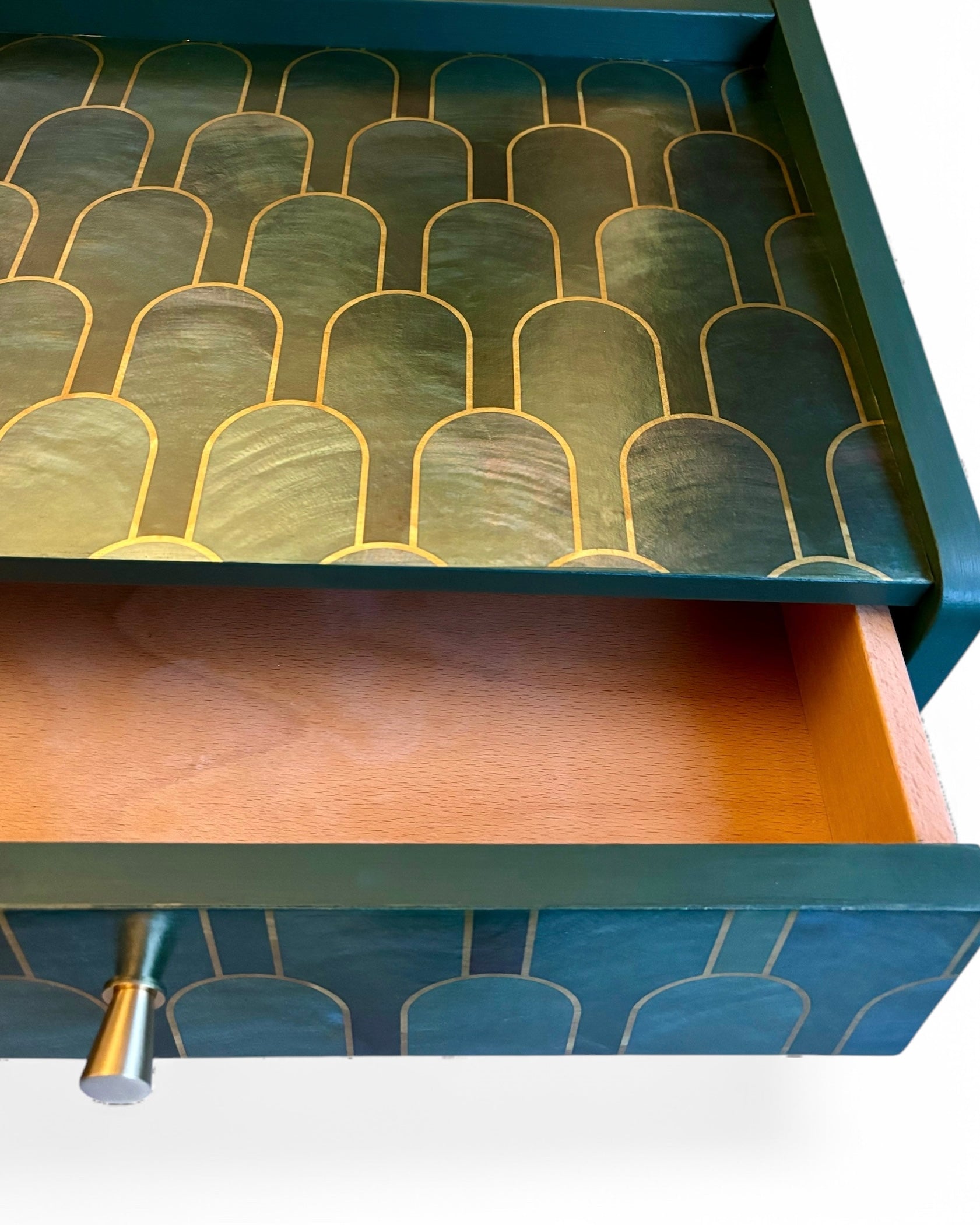 Mid Century Modern nachtkastjes bekleed met Nizwa Jade van Bethan Gray | The Vintage Vibe