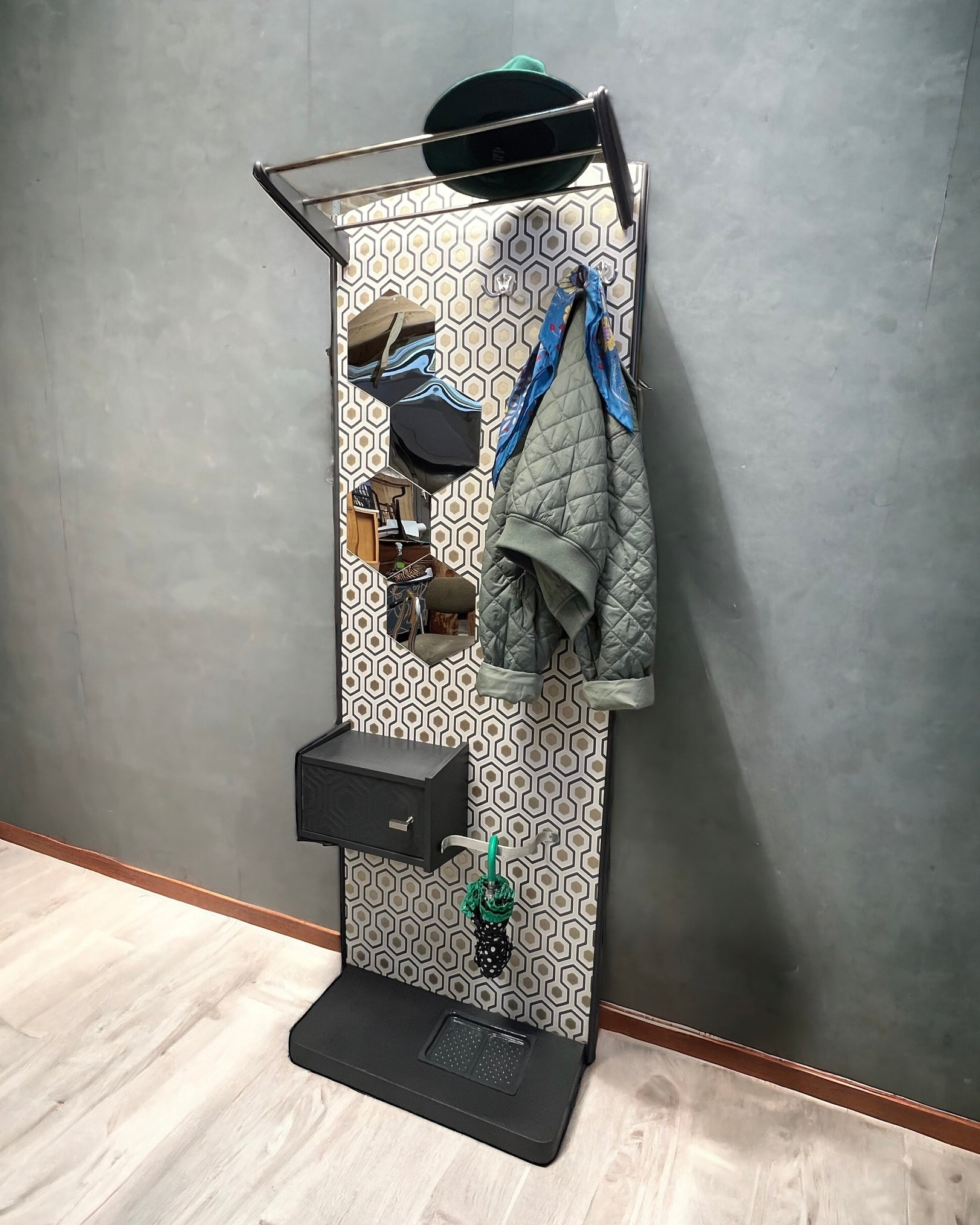 Vintage wandgarderobe, kapstok | The Vintage Vibe
