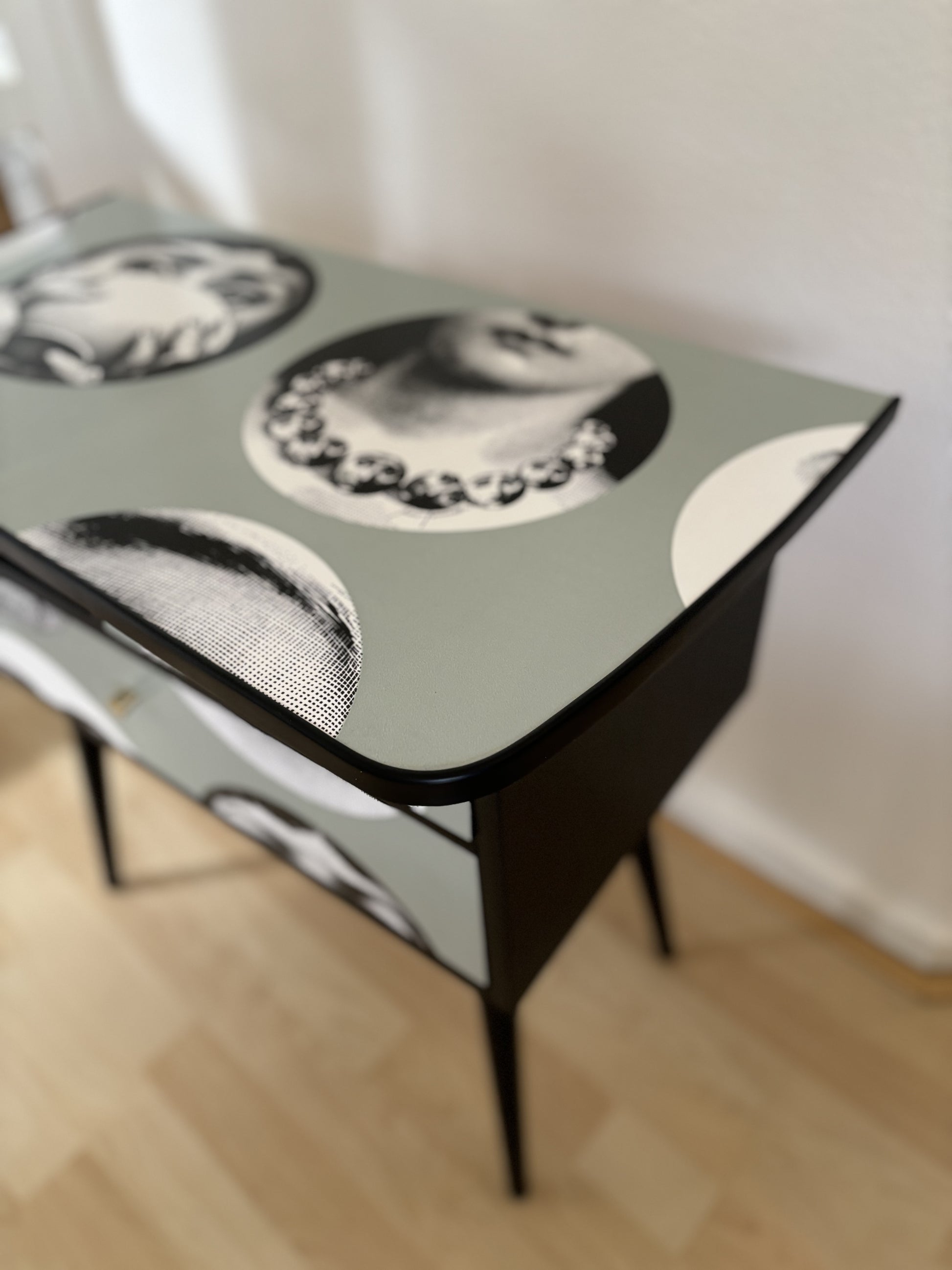 Vintage kastje met Fornasetti Tema e Variazioni | The Vintage Vibe