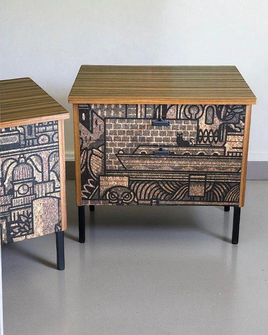 Vintage nachtkastjes bekleed met ‘Hit the North’ kurkprint | The Vintage Vibe