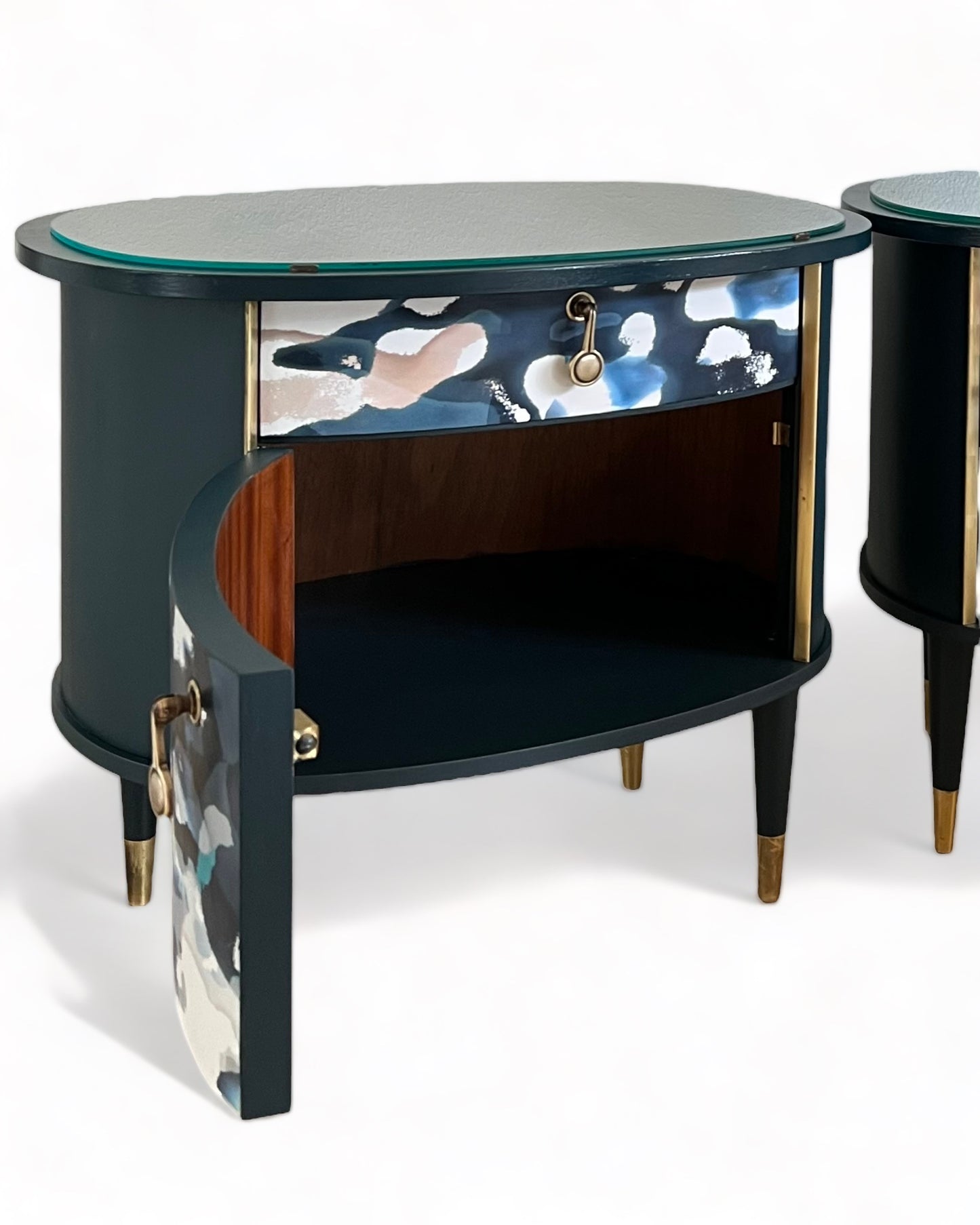 Vintage nachtkastjes in Shore Waders van Mairi Helena | The Vintage Vibe