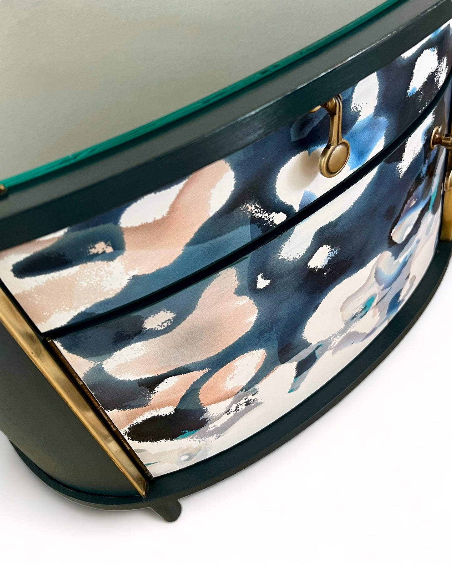 Vintage nachtkastjes in Shore Waders van Mairi Helena | The Vintage Vibe