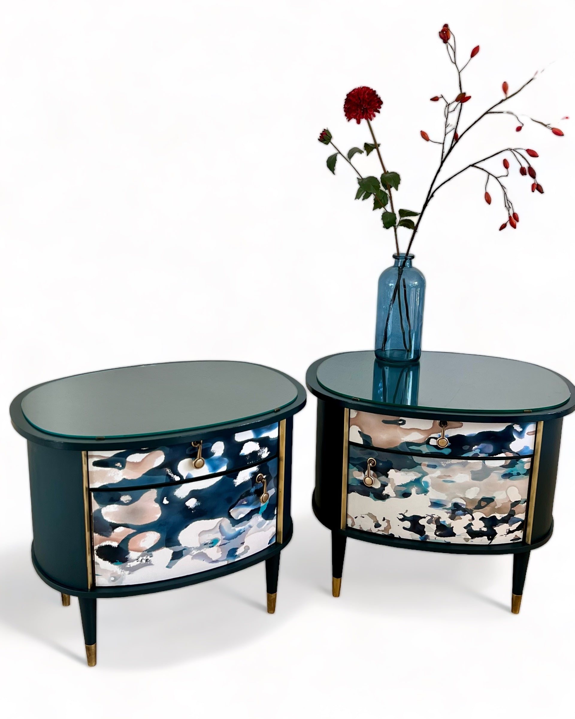 Vintage nachtkastjes in Shore Waders van Mairi Helena | The Vintage Vibe
