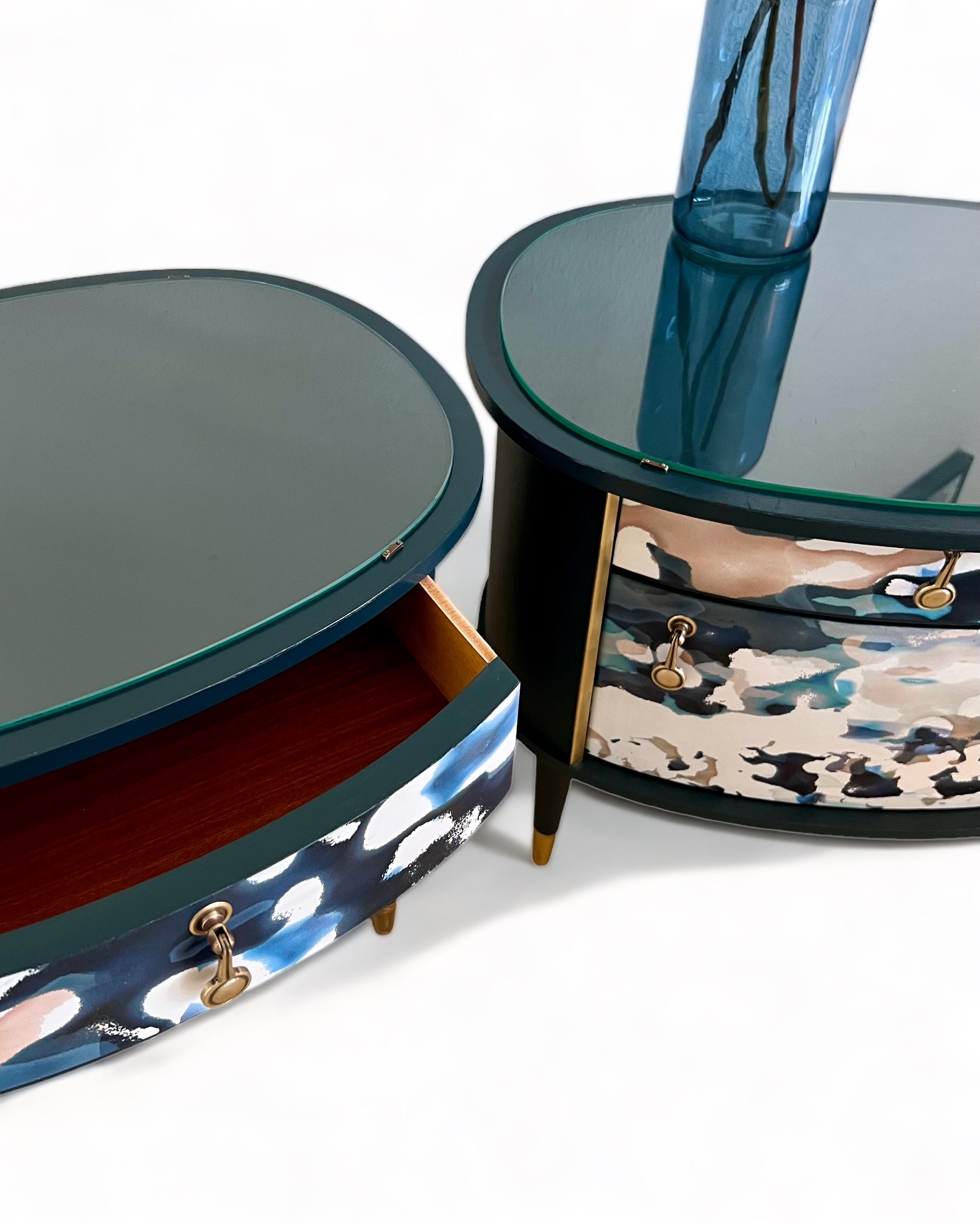Vintage nachtkastjes in Shore Waders van Mairi Helena | The Vintage Vibe
