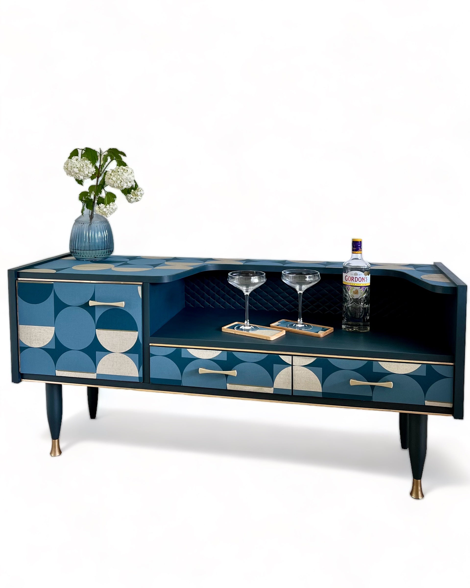 Vintage dressoir in donker turquoise en goud | The Vintage Vibe