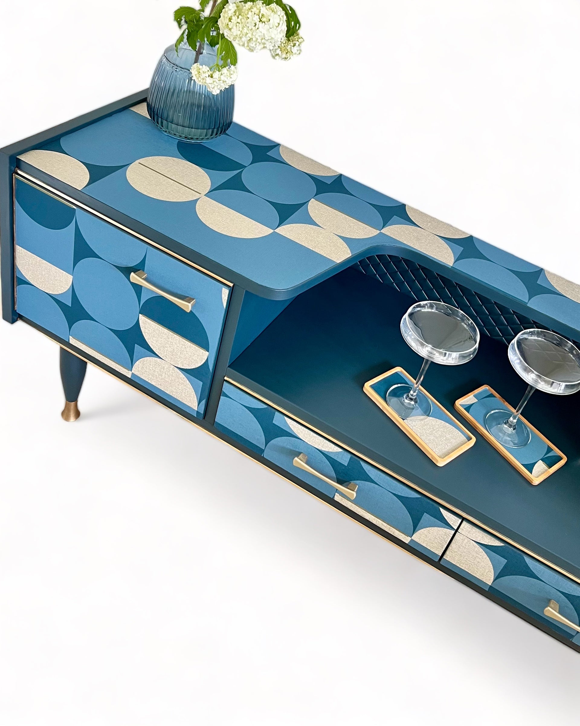 Vintage dressoir in donker turquoise en goud | The Vintage Vibe