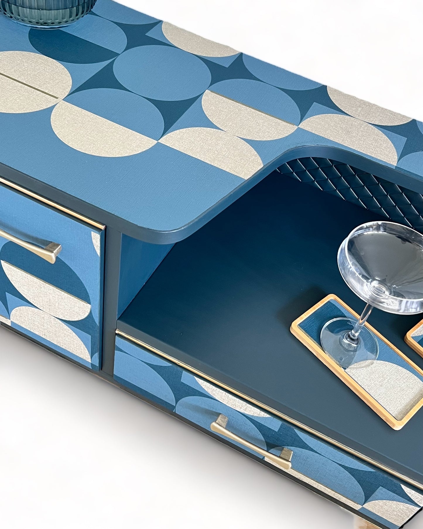 Vintage dressoir in donker turquoise en goud | The Vintage Vibe